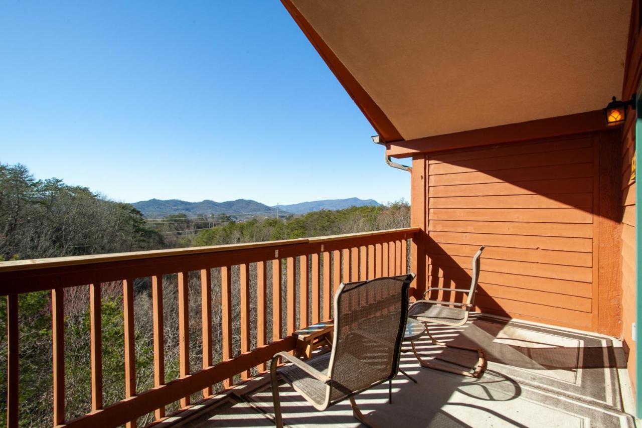 Papa Bears Hideaway Stunning Views CommunityPOOL