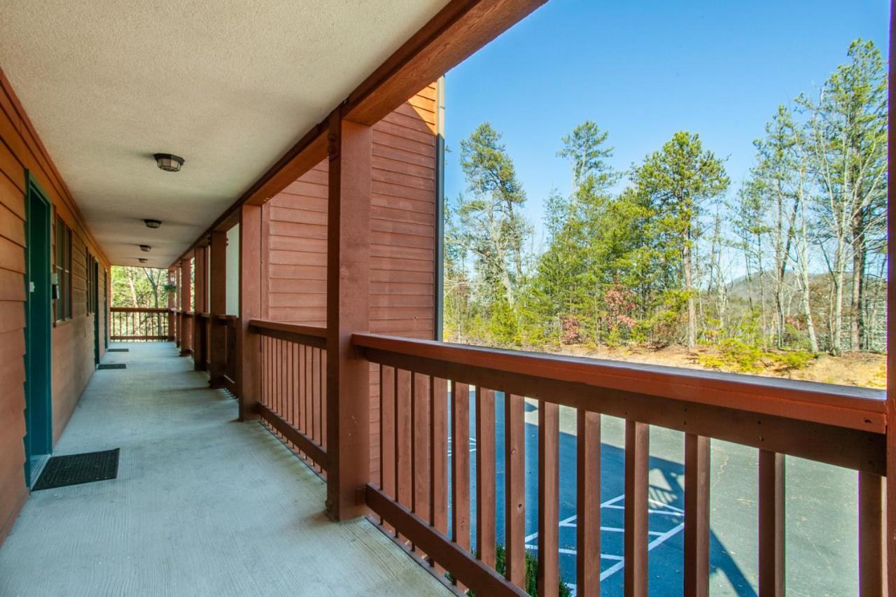Papa Bears Hideaway Stunning Views CommunityPOOL