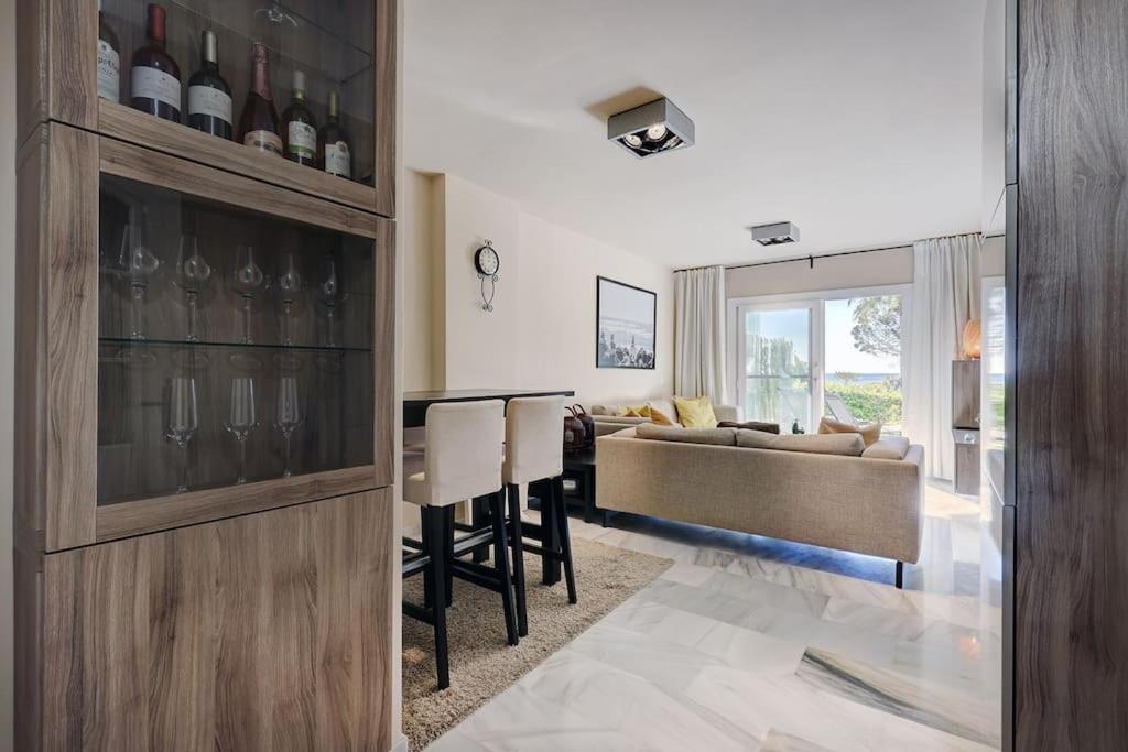 002 Relaxing 2 Bed Mi Capricho Frontline Beach Apt, Sea Views and Private Garden view 3