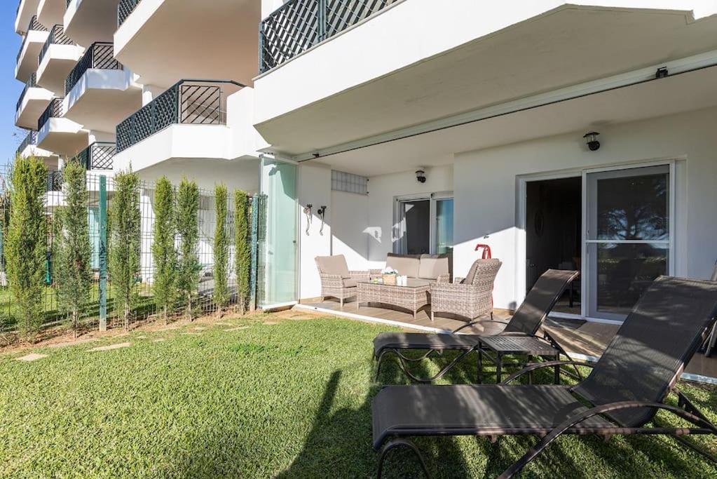 002 Relaxing 2 Bed Mi Capricho Frontline Beach Apt, Sea Views and Private Garden view 4