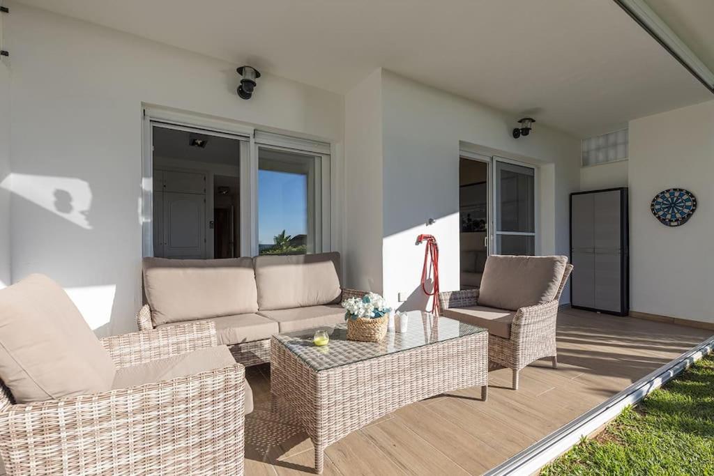 002 Relaxing 2 Bed Mi Capricho Frontline Beach Apt, Sea Views and Private Garden view 5