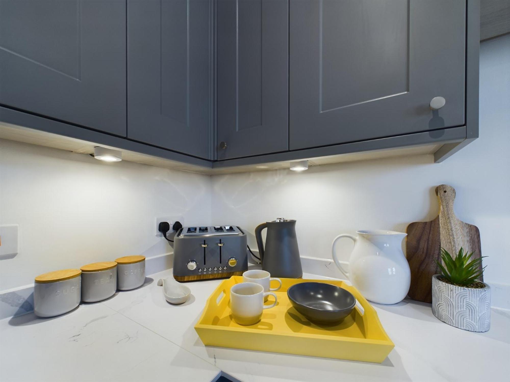 Stylish SunningEnd 1-Bed Apartment in Town Centre with Parking view 5