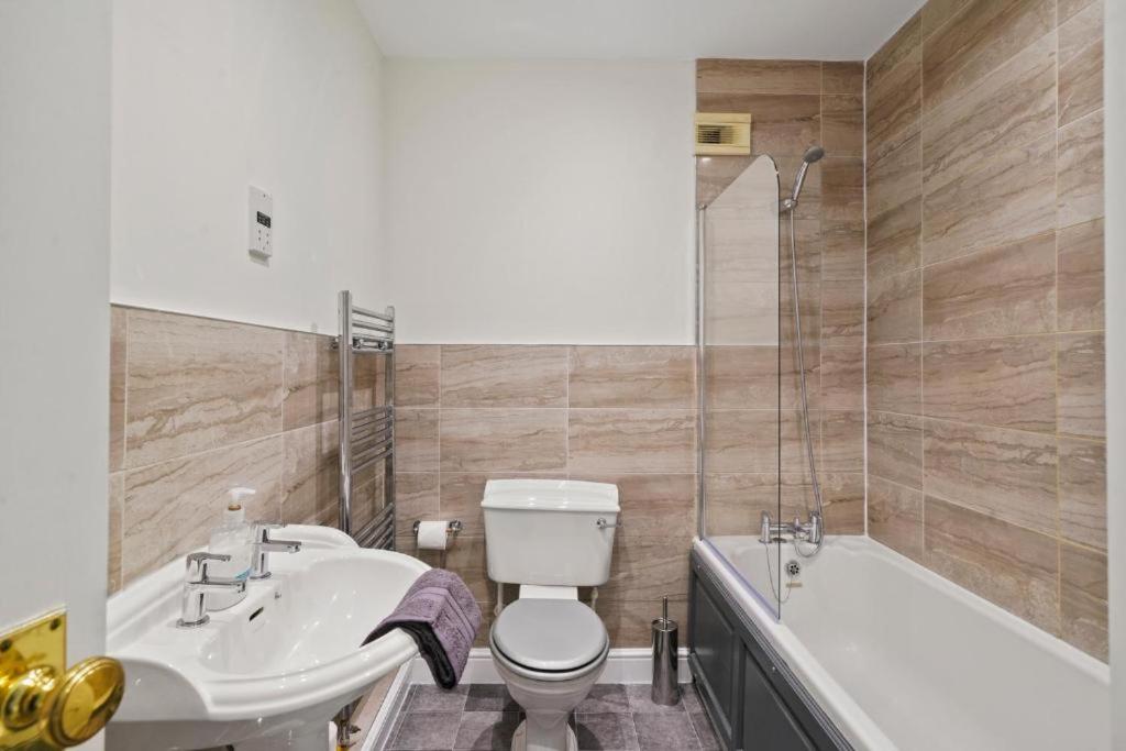 Stylish Central York House Sleeps 10 photo 5