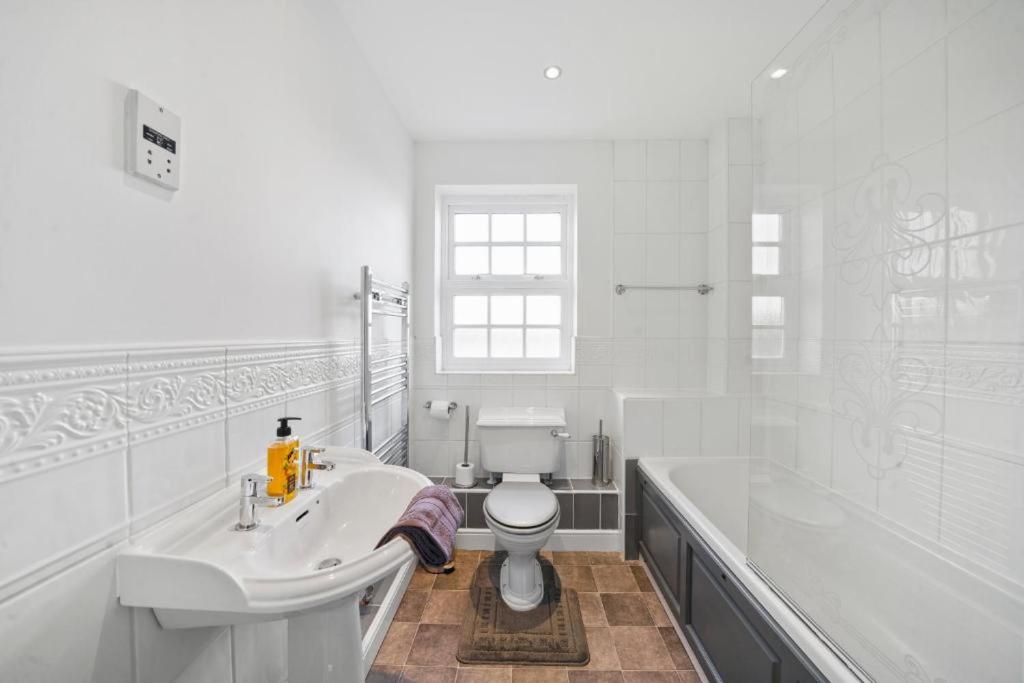 Stylish Central York House Sleeps 10 photo 3