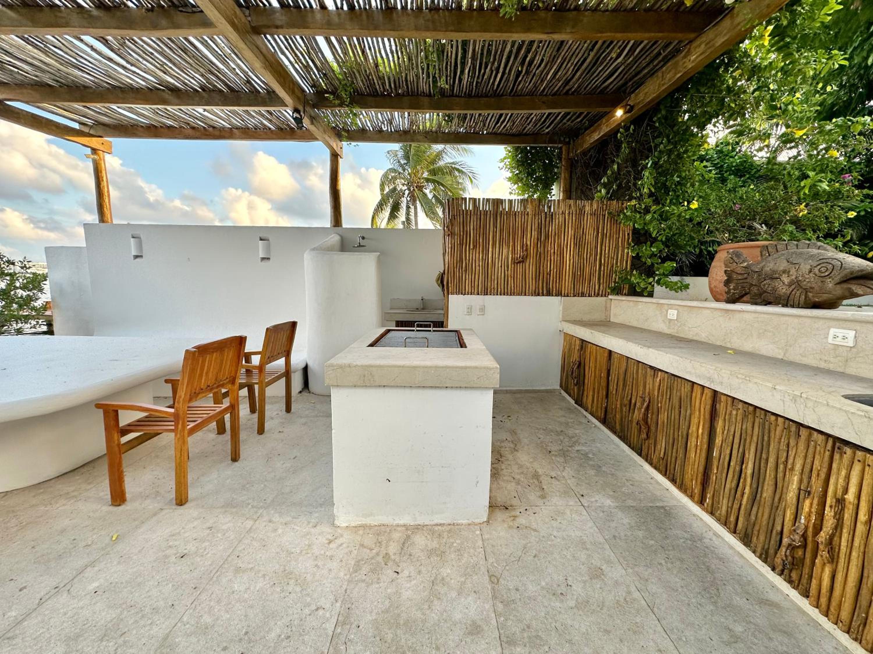 4BR Lakefront Villa with Private Pool by Solmar Rentals