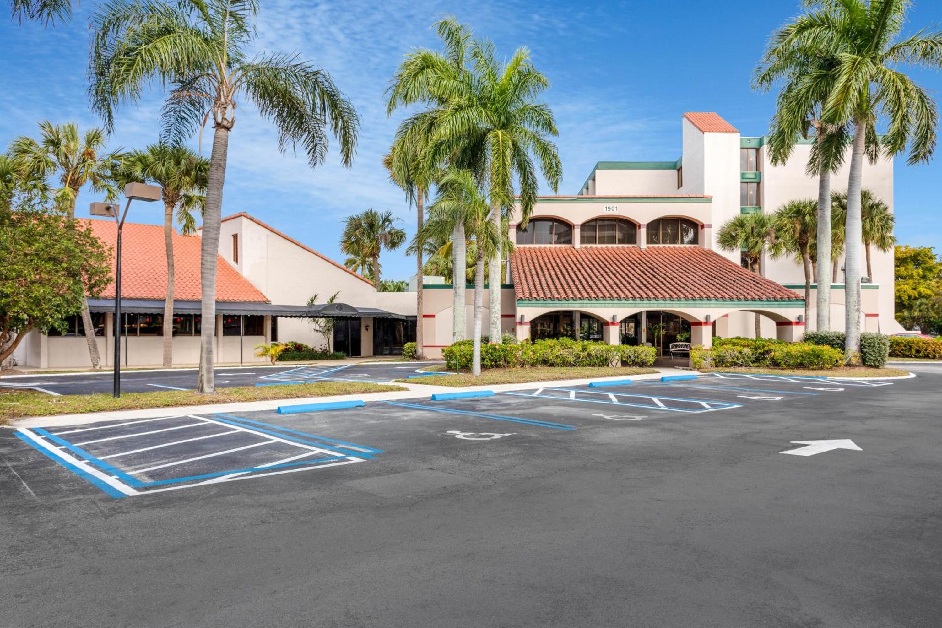 Hotel 88 Palms Hotel & Event Center - Image 1