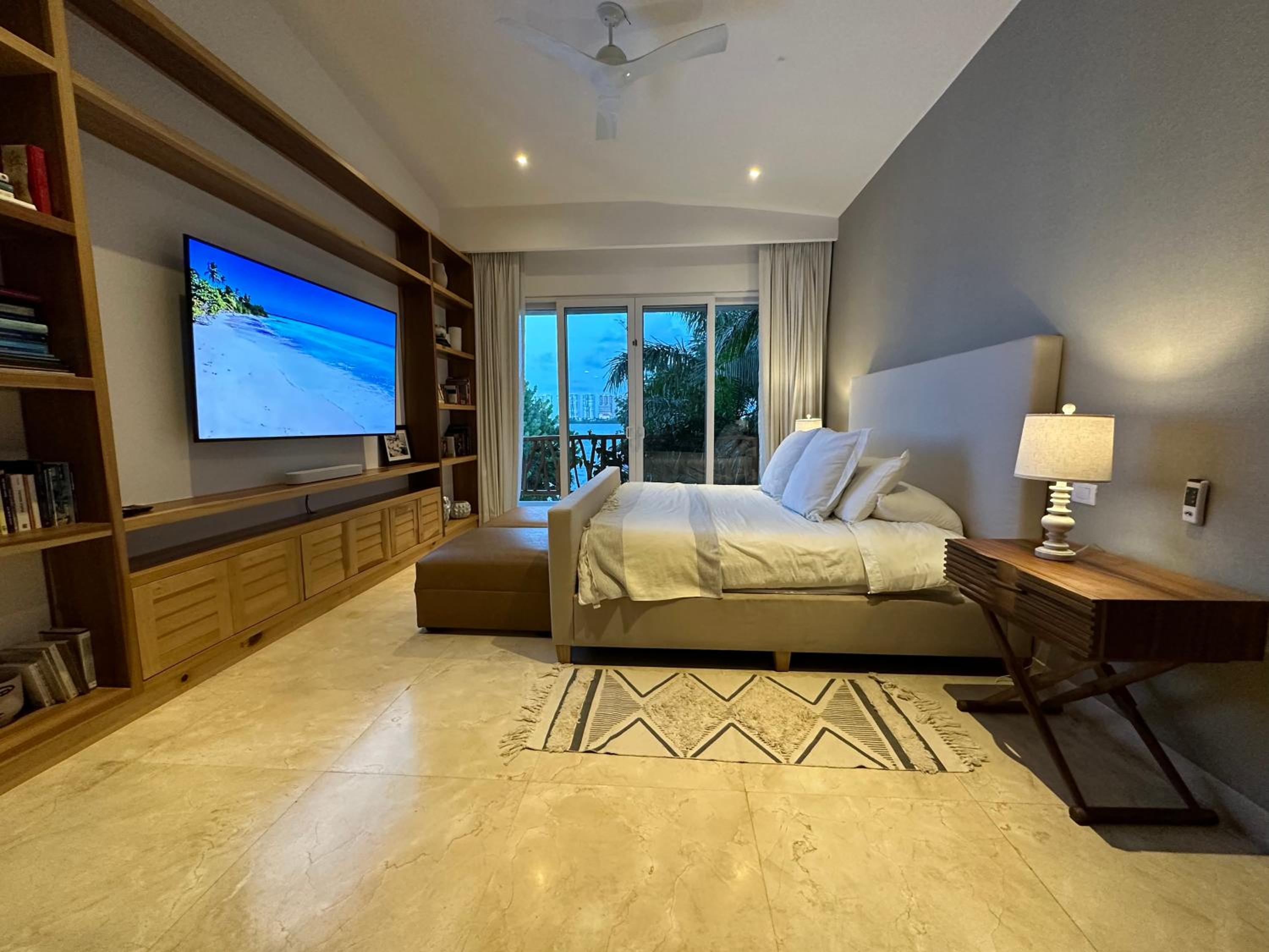 4BR Lakefront Villa with Private Pool by Solmar Rentals