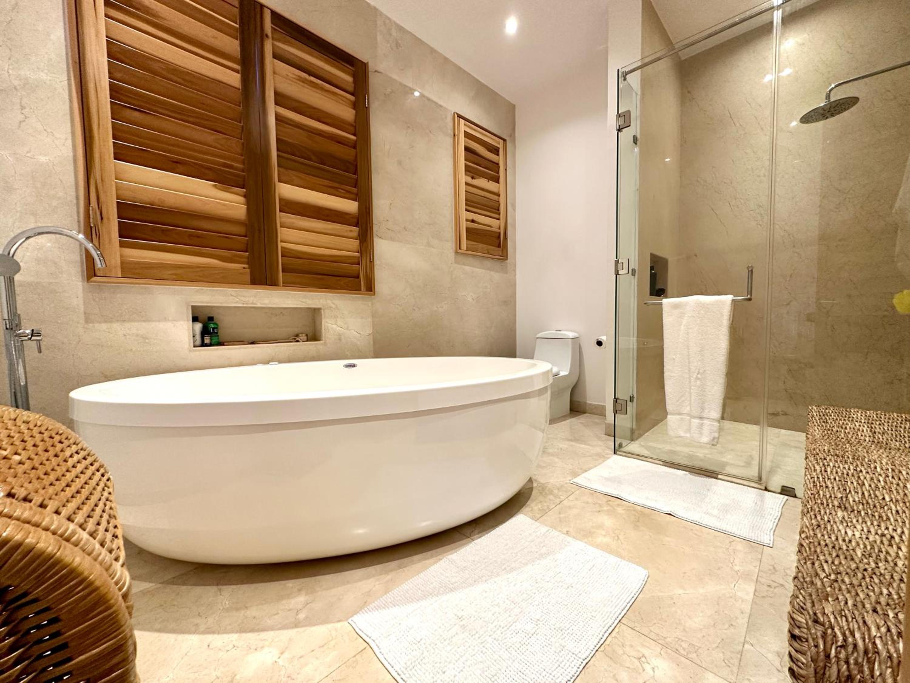 4BR Lakefront Villa with Private Pool by Solmar Rentals