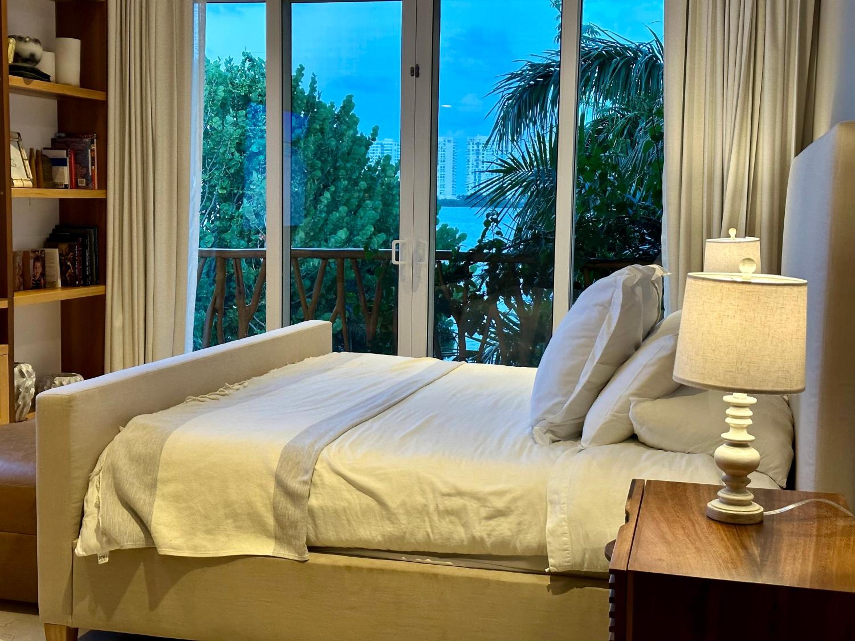 4BR Lakefront Villa with Private Pool by Solmar Rentals