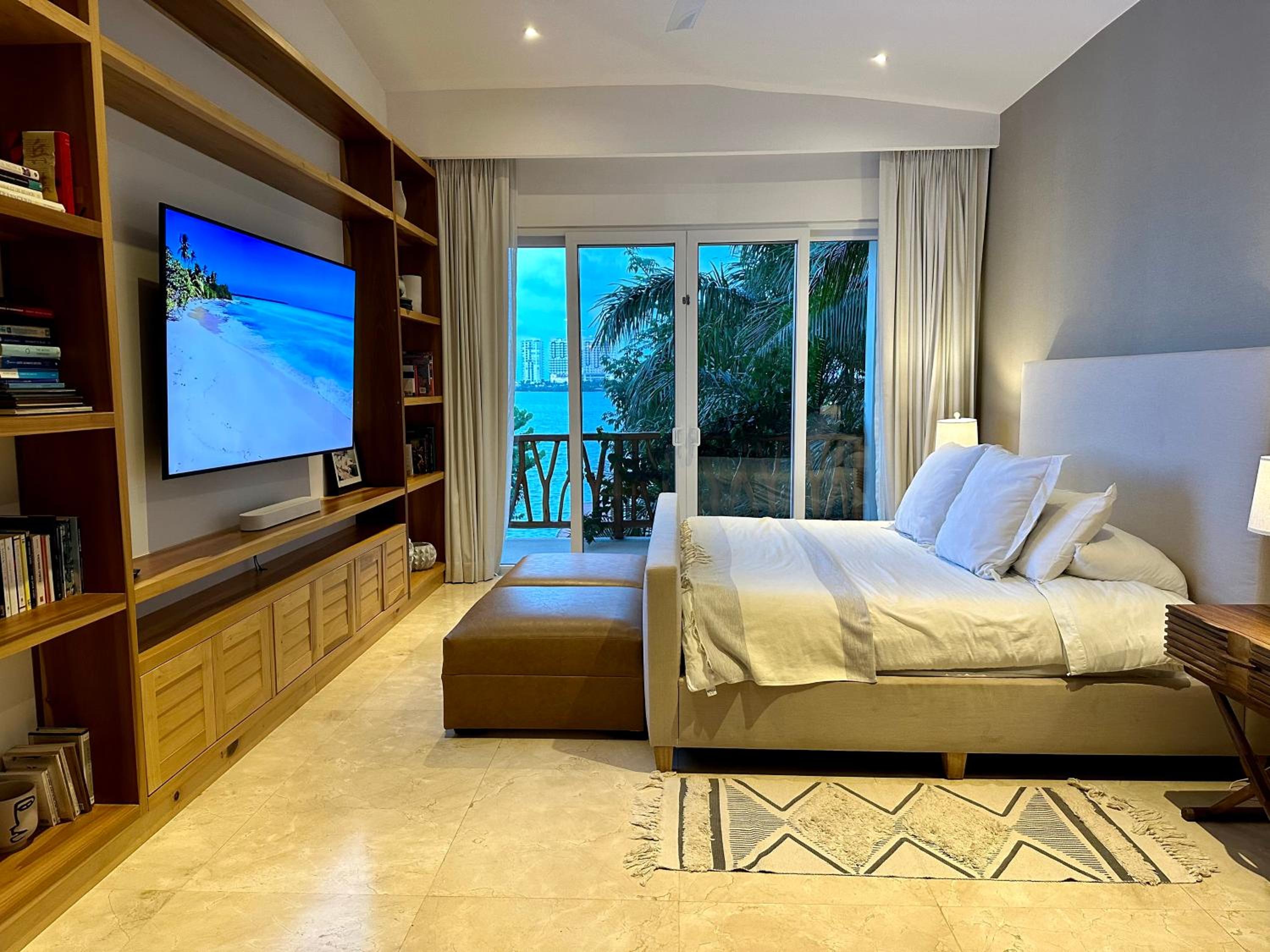 4BR Lakefront Villa with Private Pool by Solmar Rentals