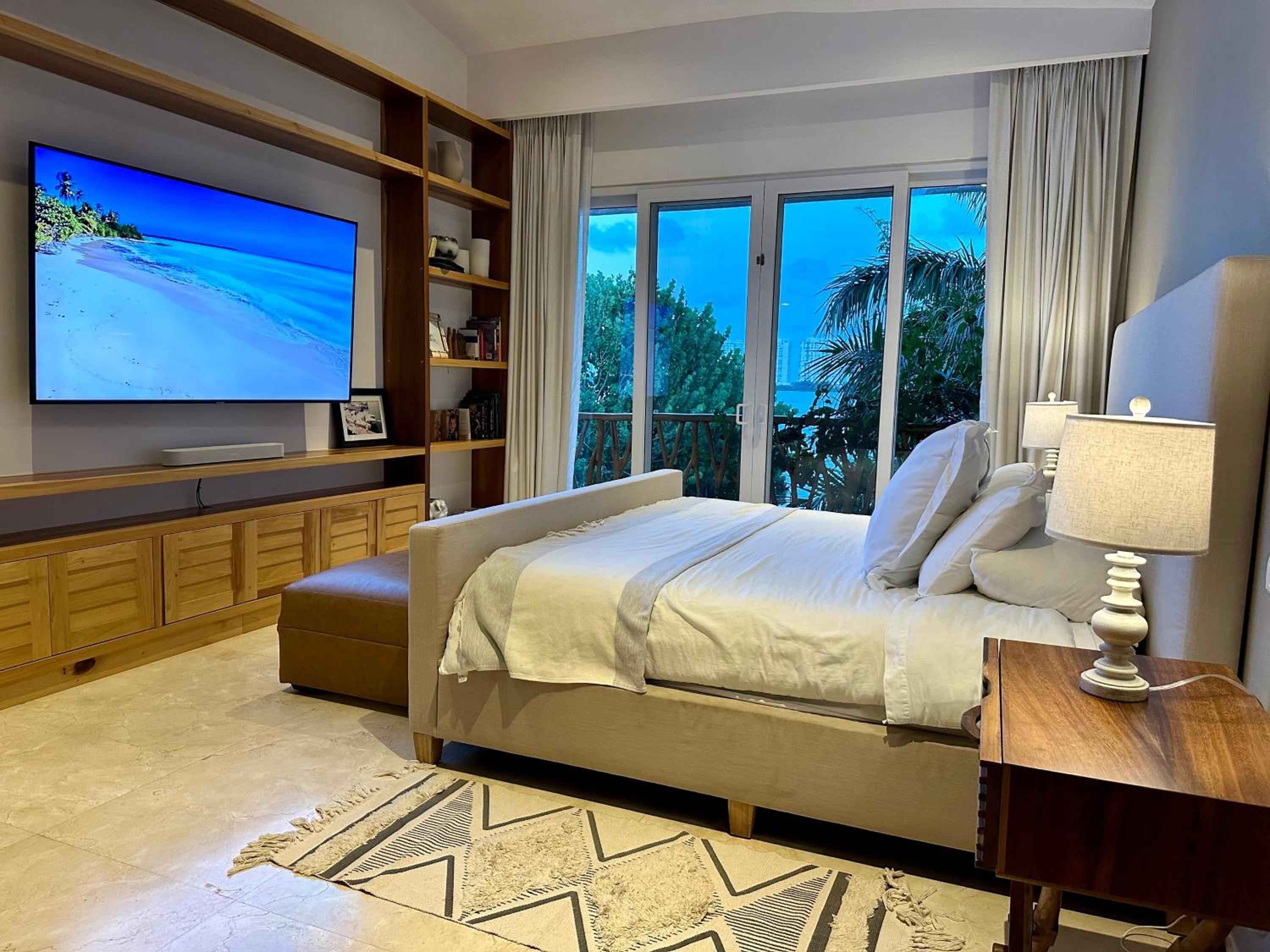 4BR Lakefront Villa with Private Pool by Solmar Rentals
