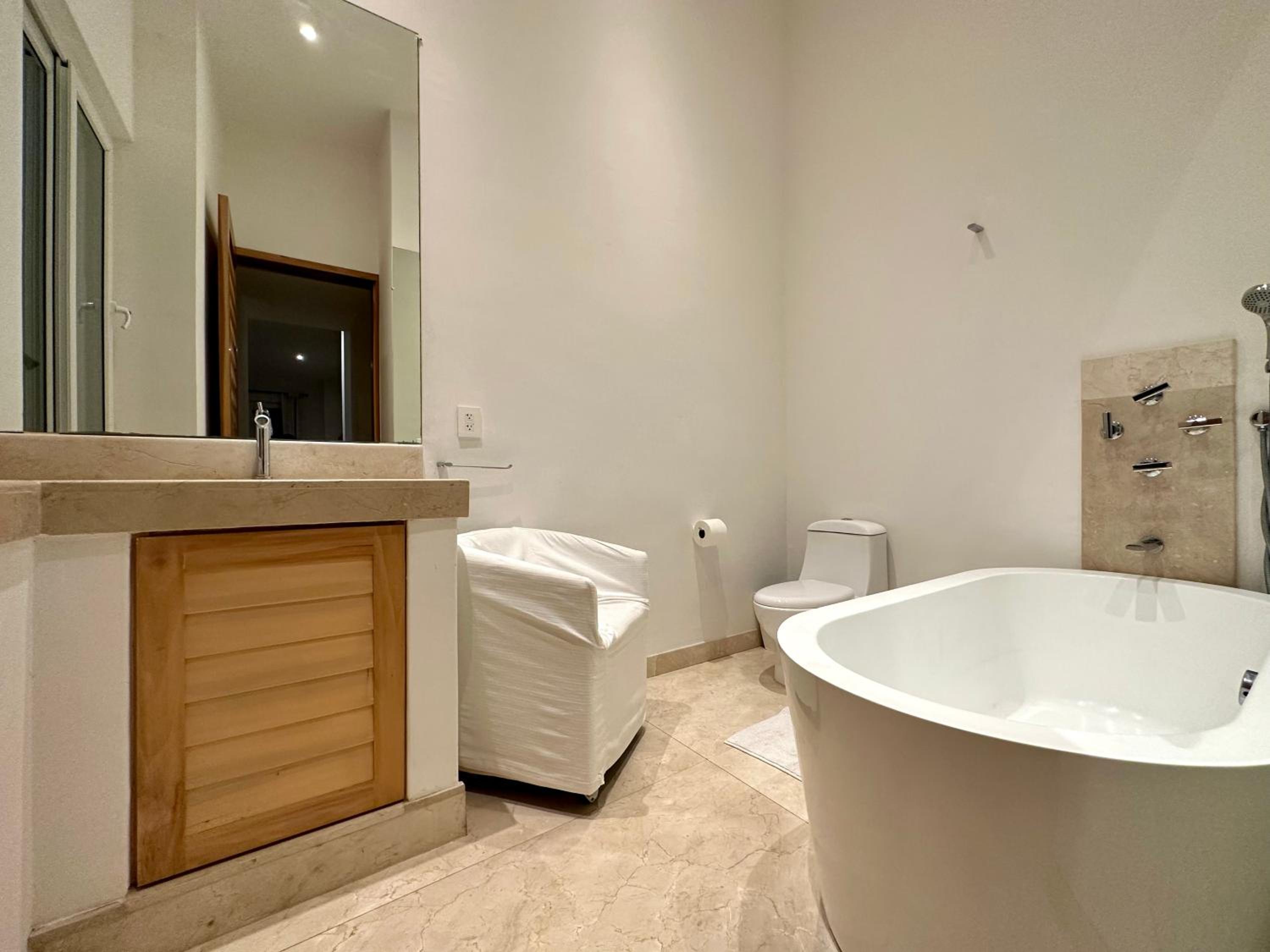 4BR Lakefront Villa with Private Pool by Solmar Rentals