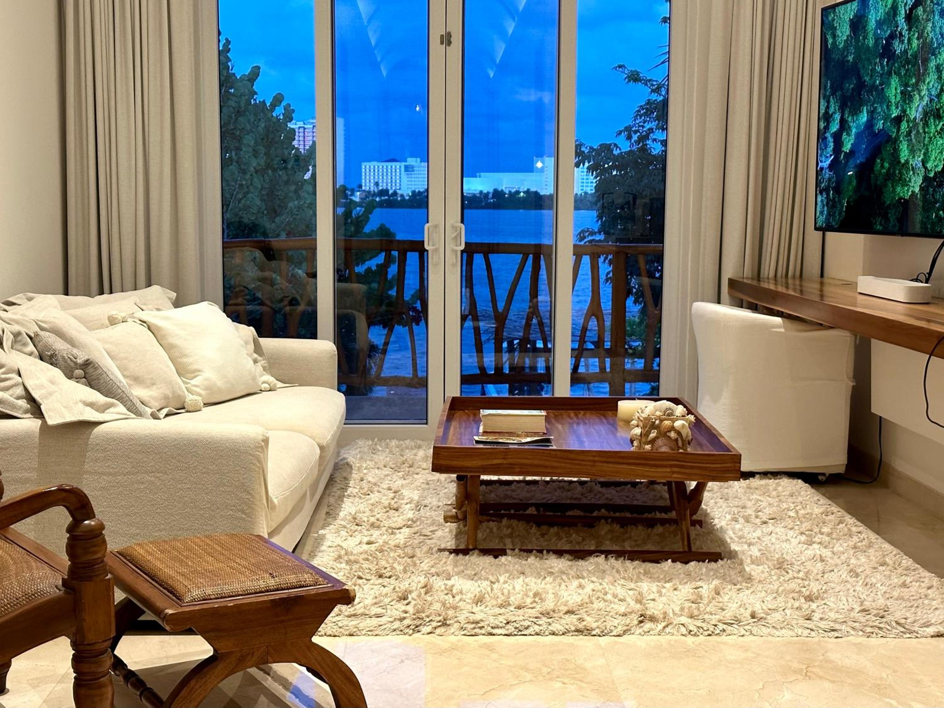 4BR Lakefront Villa with Private Pool by Solmar Rentals