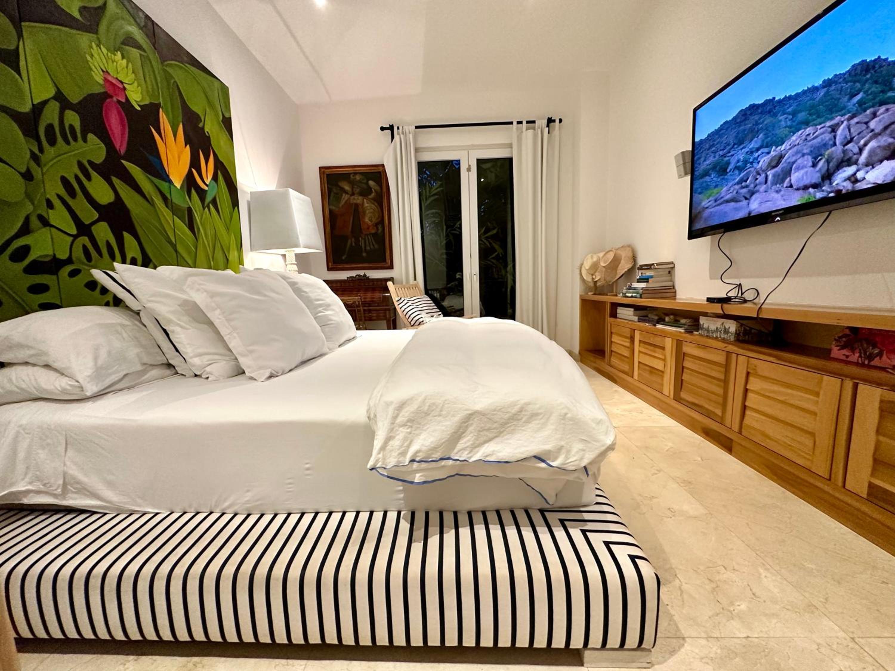 4BR Lakefront Villa with Private Pool by Solmar Rentals