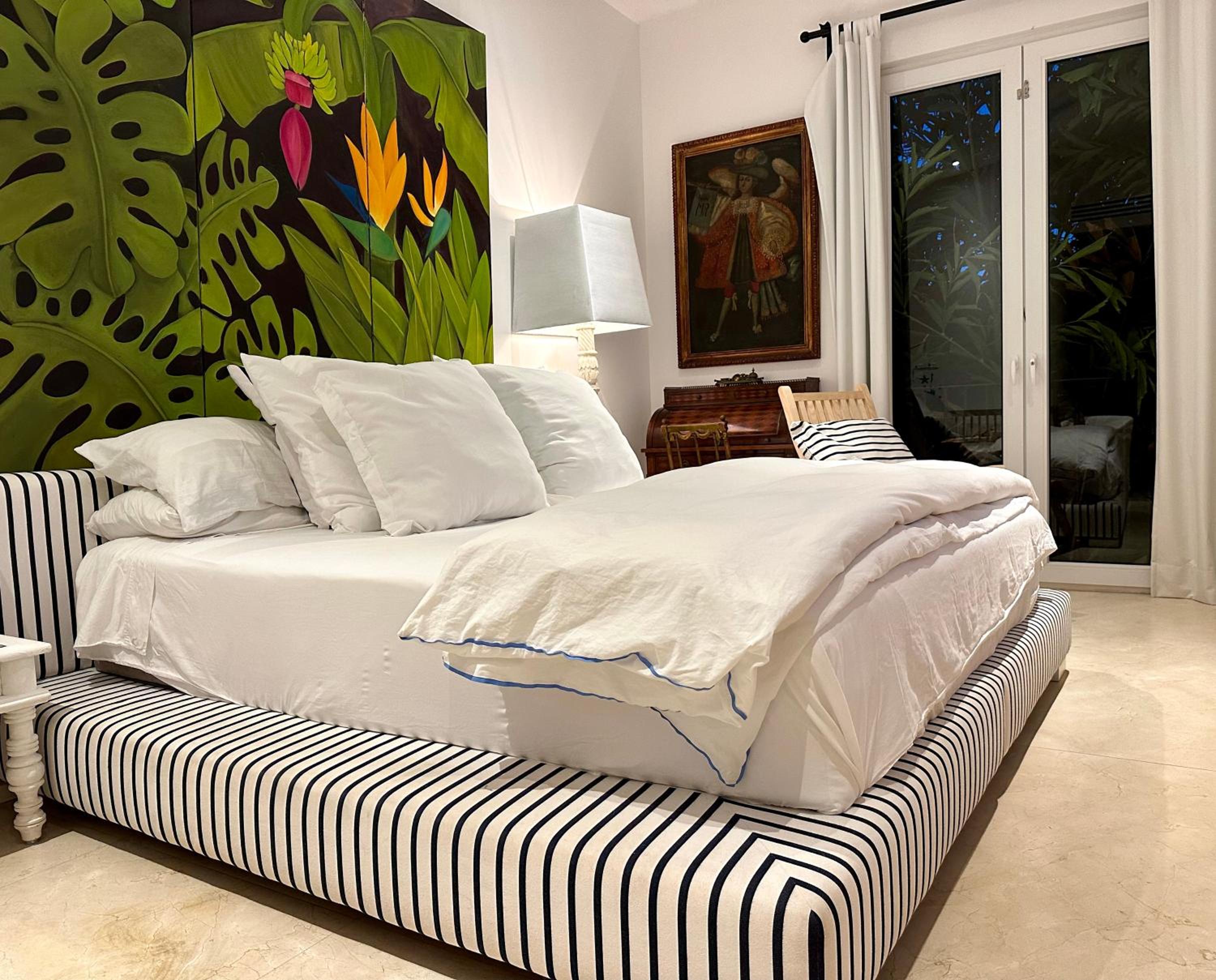 4BR Lakefront Villa with Private Pool by Solmar Rentals