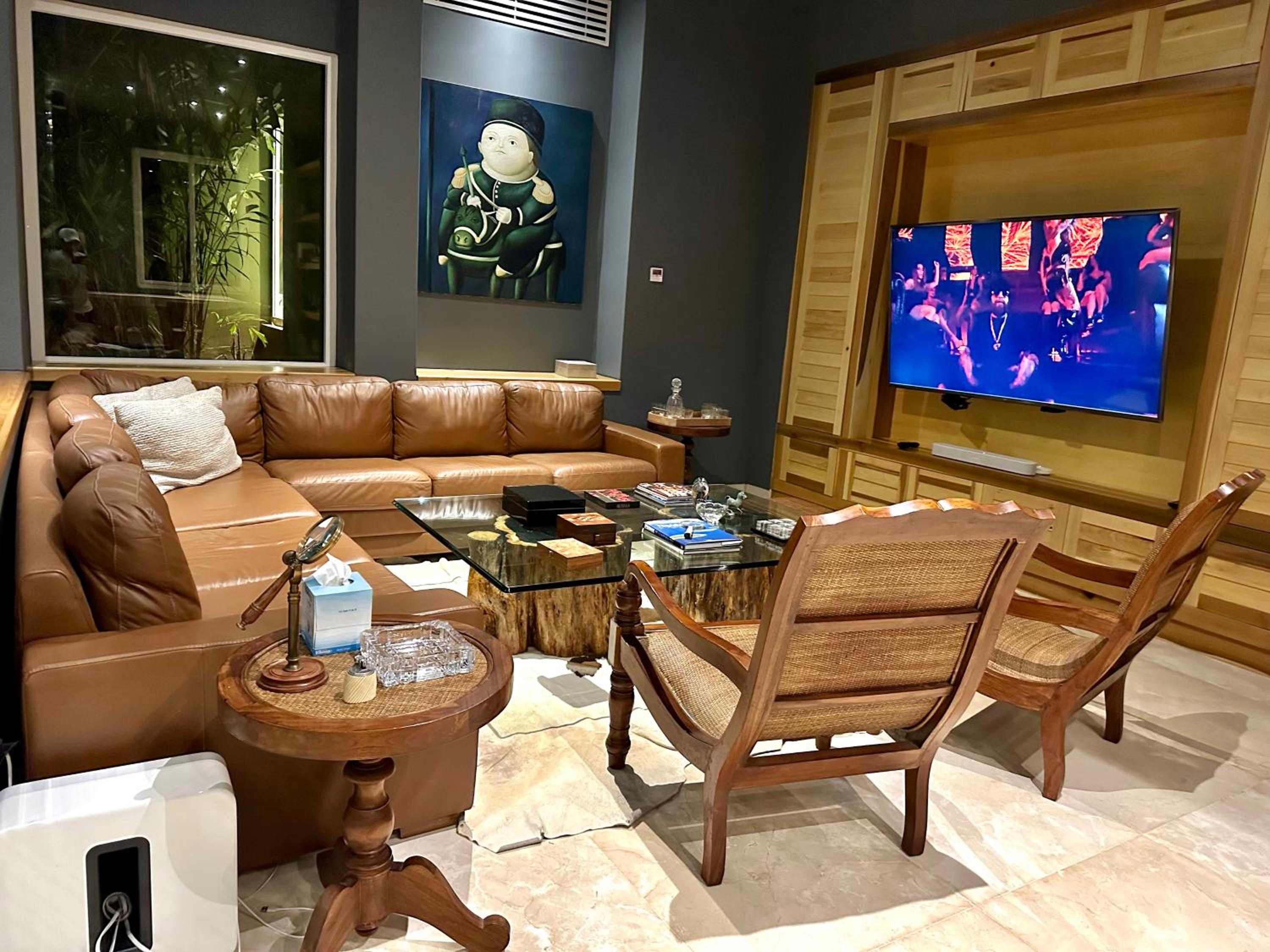 4BR Lakefront Villa with Private Pool by Solmar Rentals
