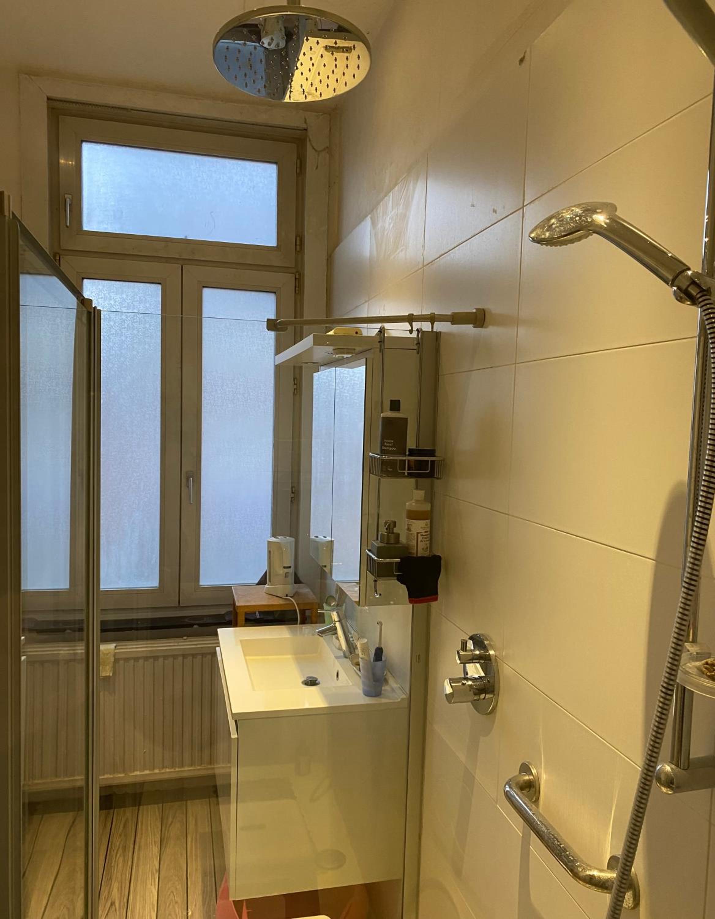 Brussels Guesthouse - Private bedroom and bathroom