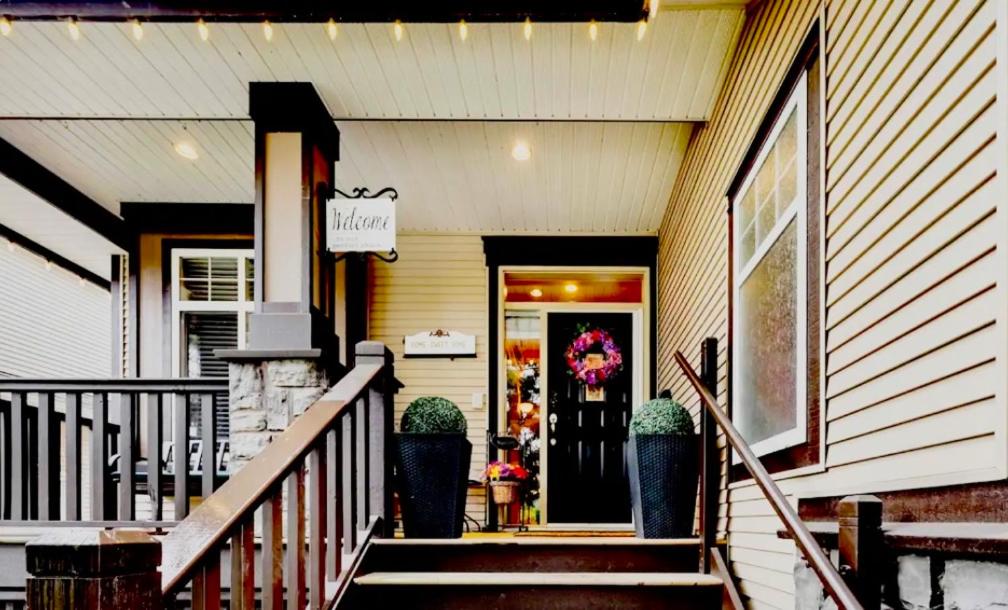 Spacious & Comfortable, Private Queen Room & Bath in West Cloverdale