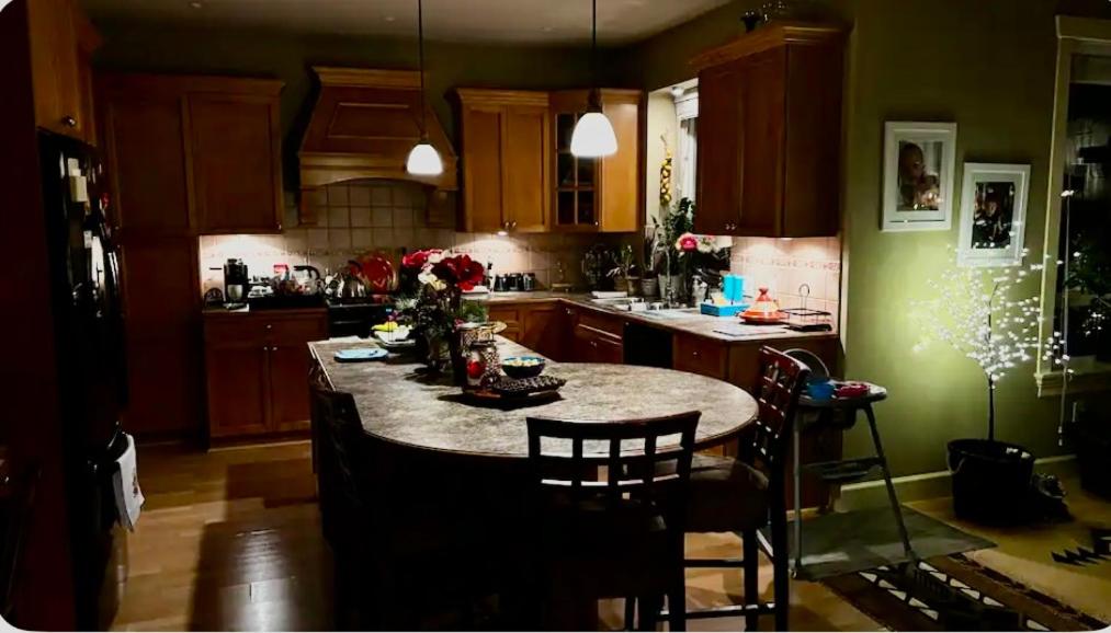 Spacious & Comfortable, Private Queen Room & Bath in West Cloverdale