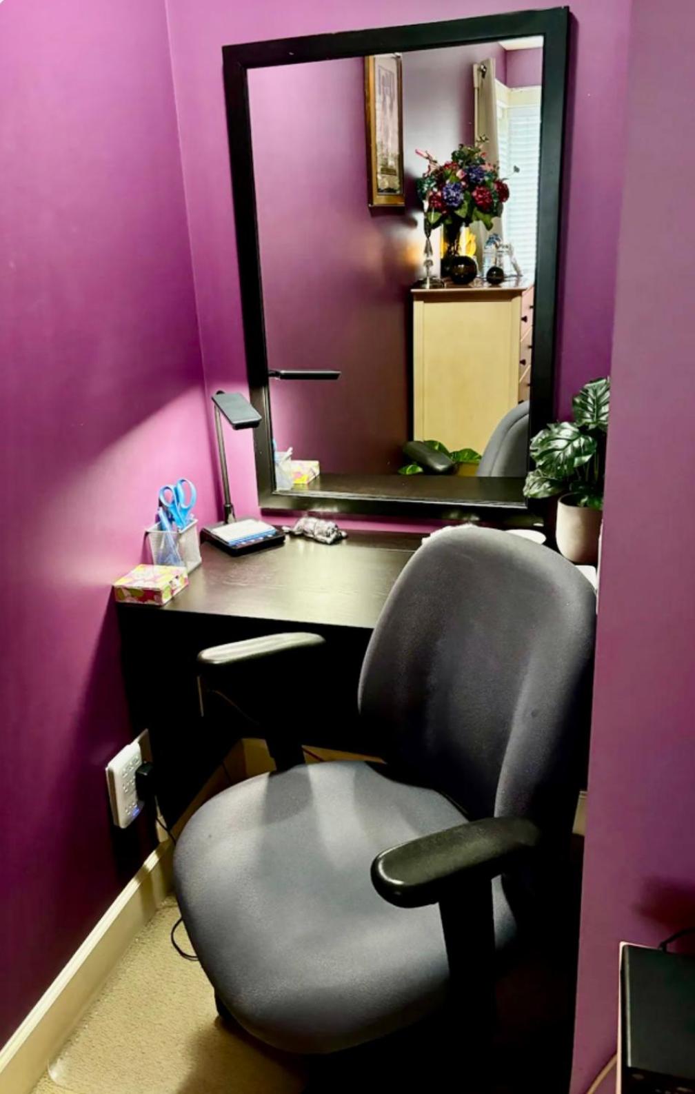 Spacious & Comfortable, Private Queen Room & Bath in West Cloverdale