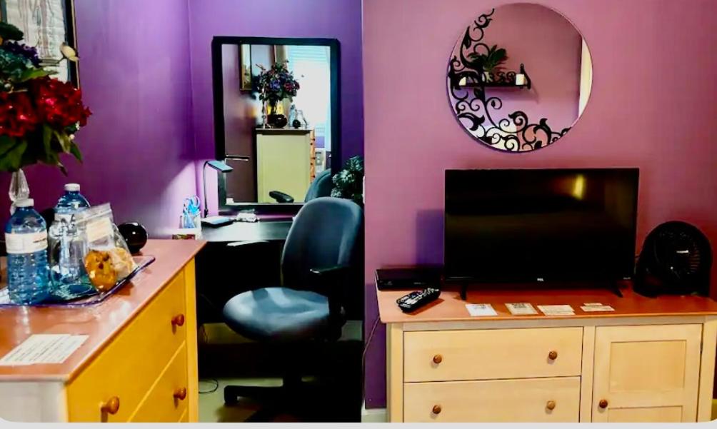 Spacious & Comfortable, Private Queen Room & Bath in West Cloverdale