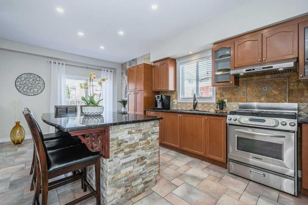 Kitchener Vacations - Cozy Homestay Waterloo Airport II - Property Image 4