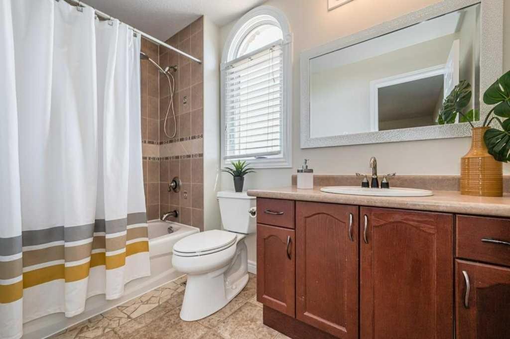 Kitchener Vacations - Cozy Homestay Waterloo Airport II - Property Image 3