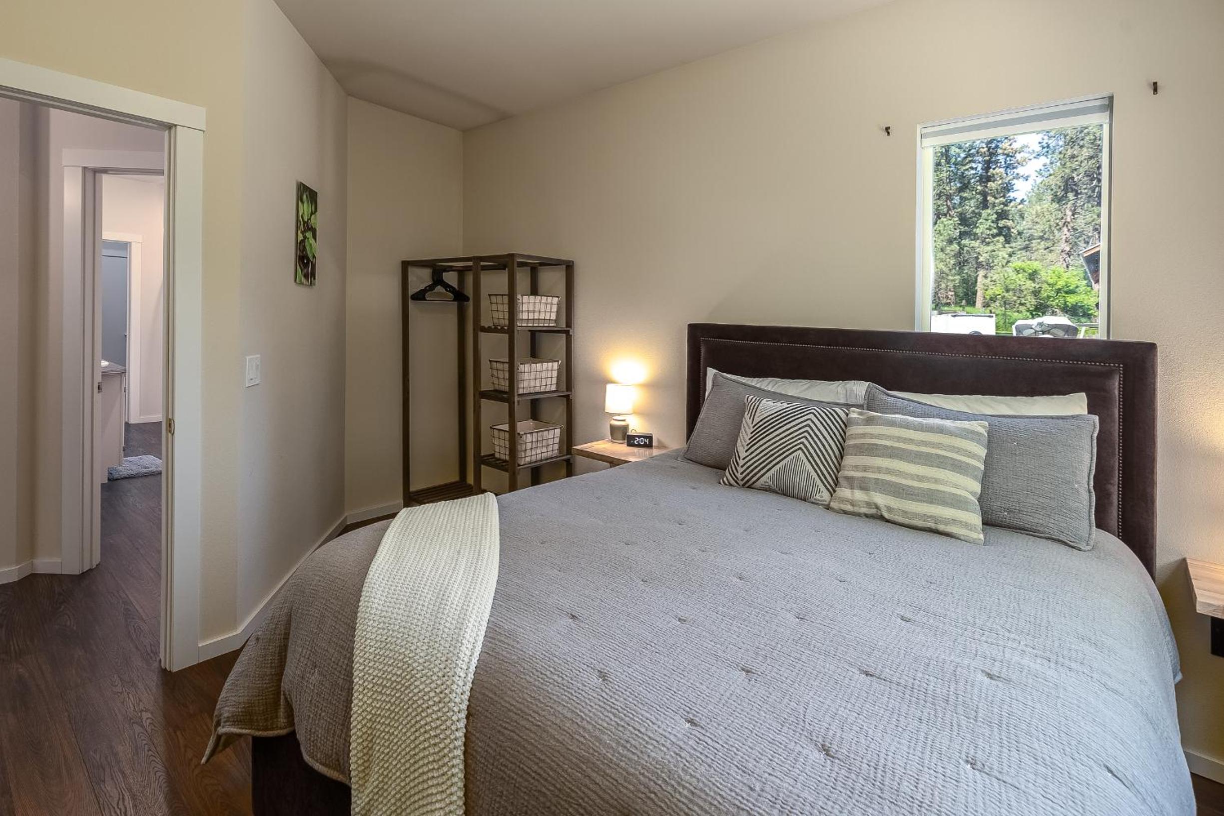 Quiet Waterfront Cottage on the Little Spokane River view 4