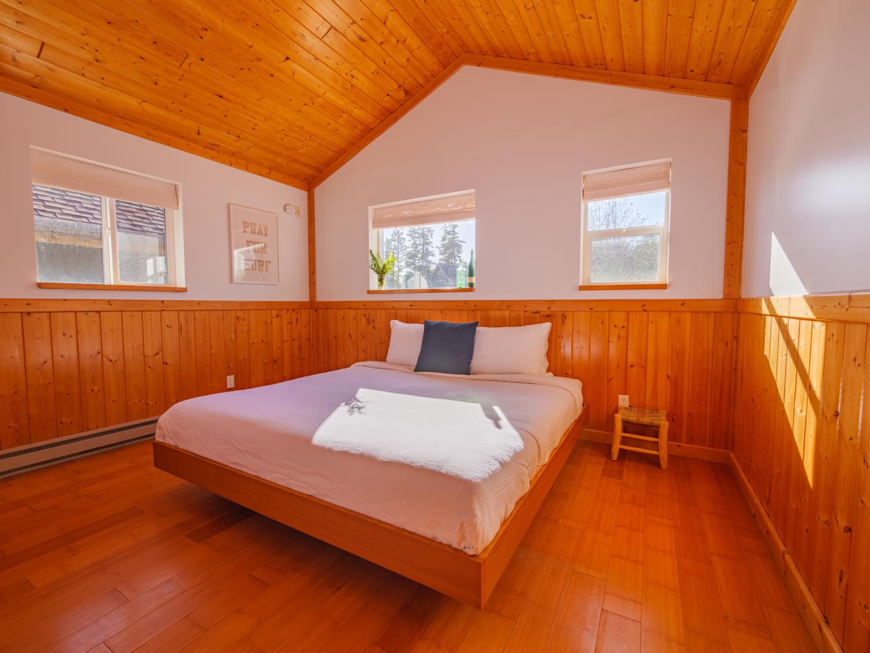 The Perch Modern 2 Bed Cabin with Patio and Hot Tub