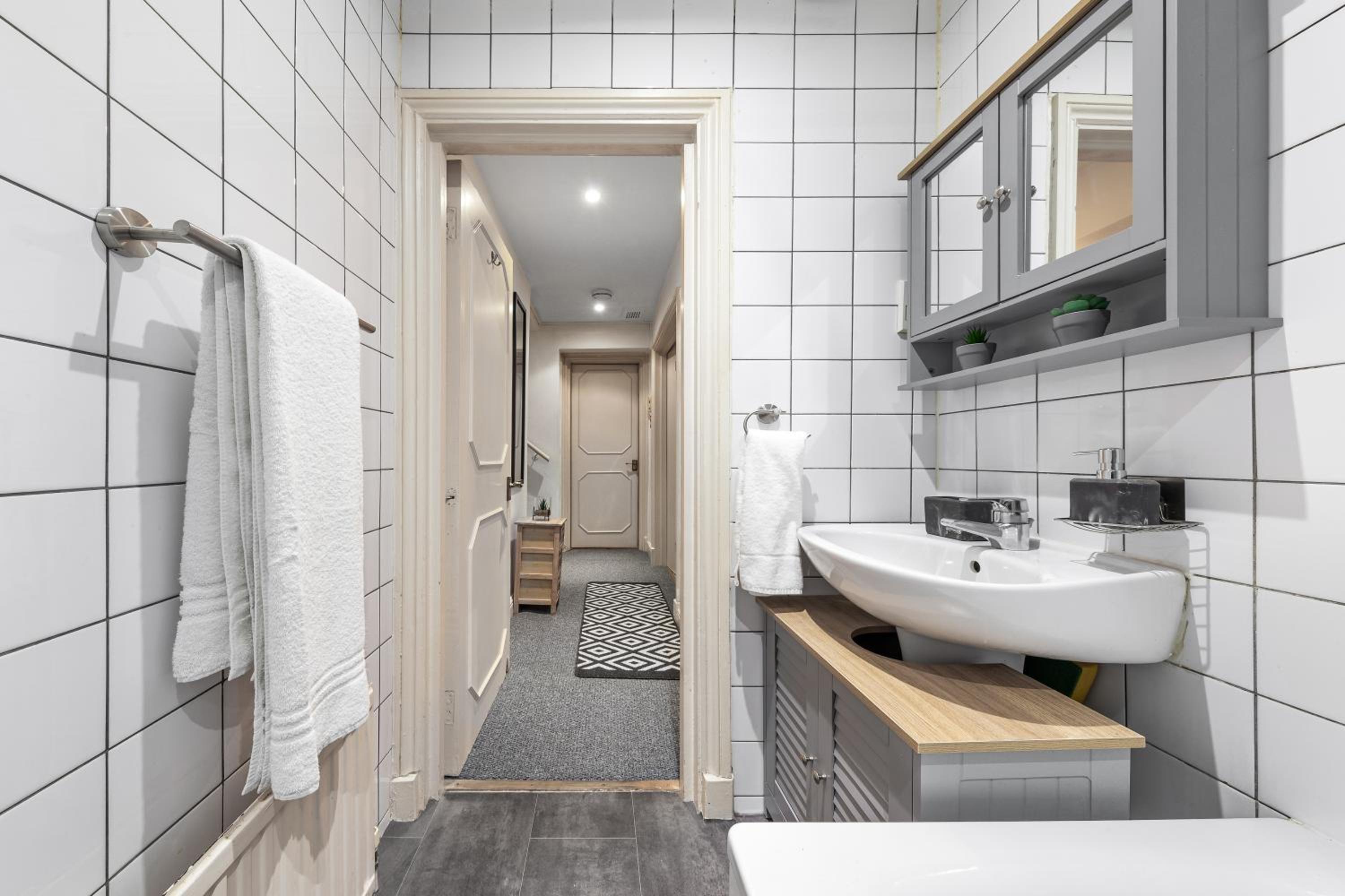 2 Bed Flat - Sleeps 6 - Pets - Parking - Wifi