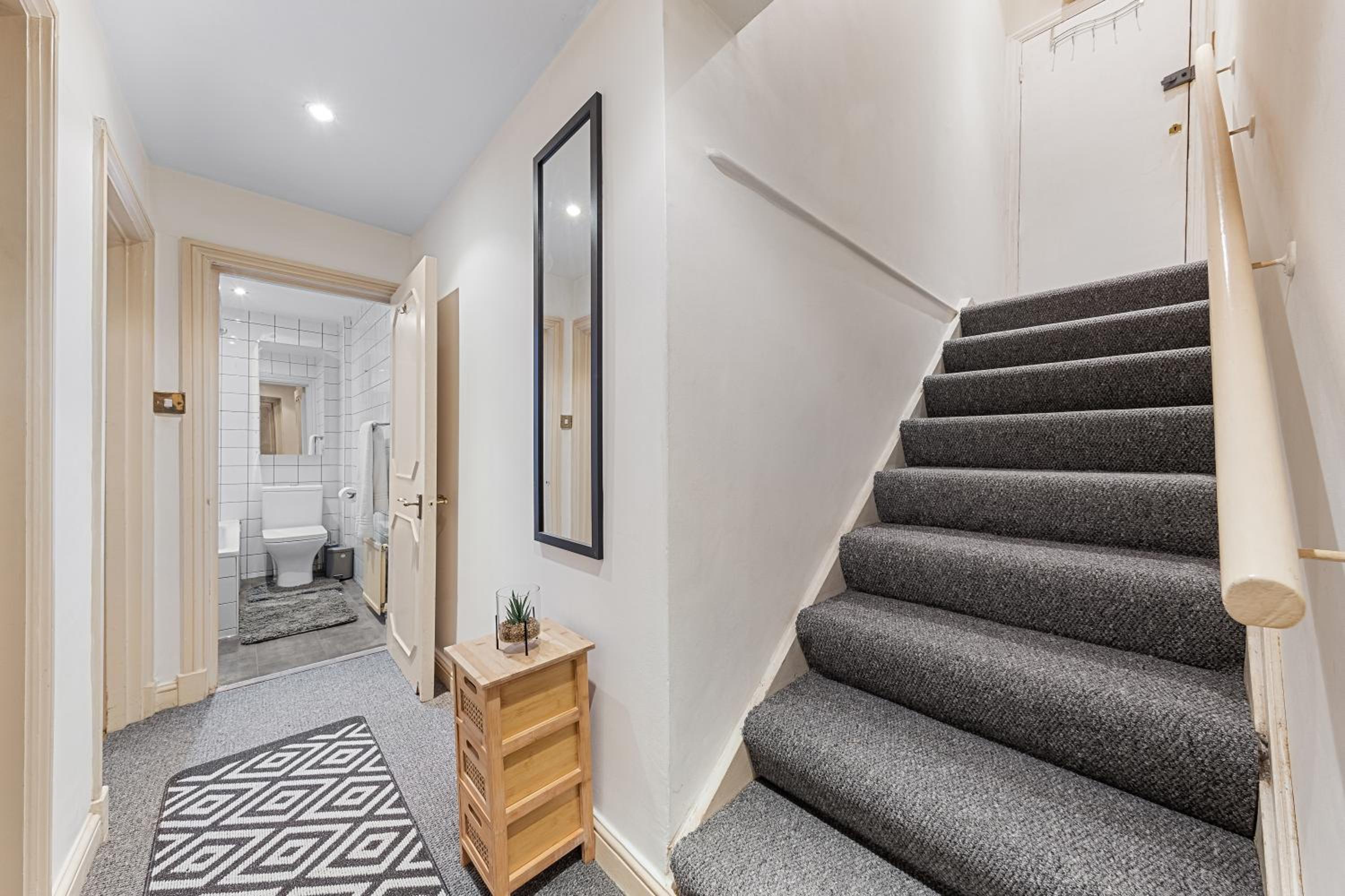 2 Bed Flat - Sleeps 6 - Pets - Parking - Wifi
