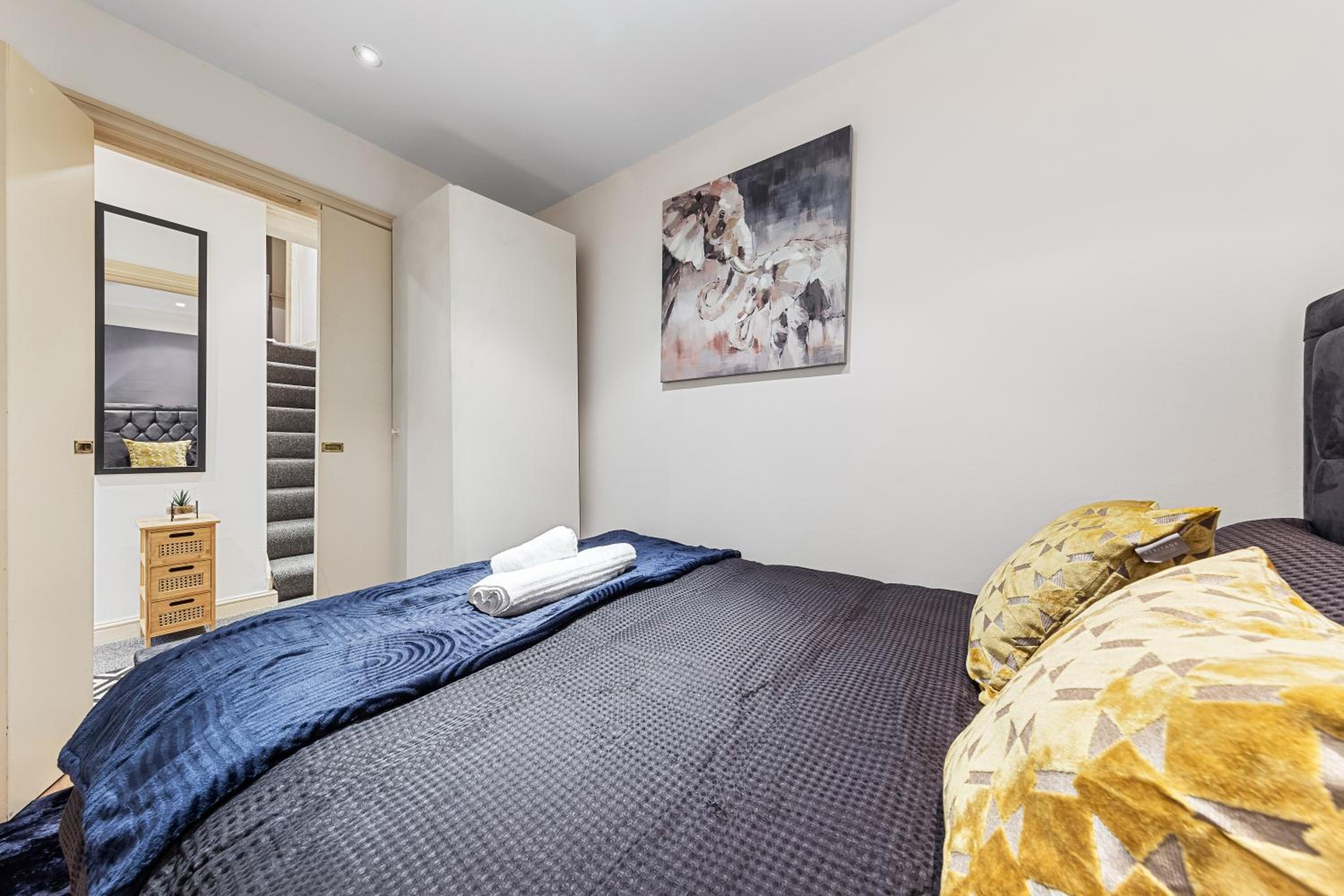 2 Bed Flat - Sleeps 6 - Pets - Parking - Wifi
