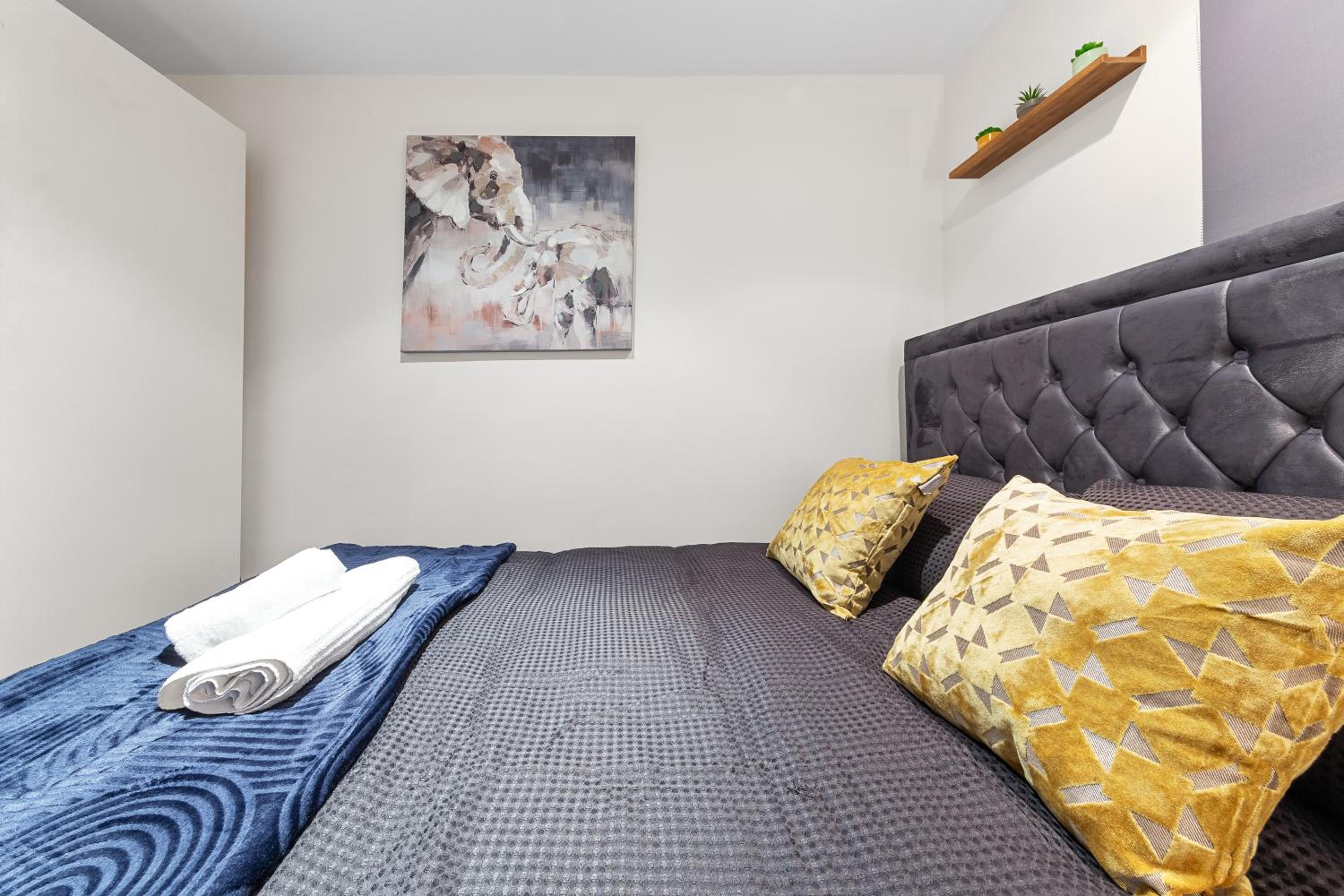 2 Bed Flat - Sleeps 6 - Pets - Parking - Wifi