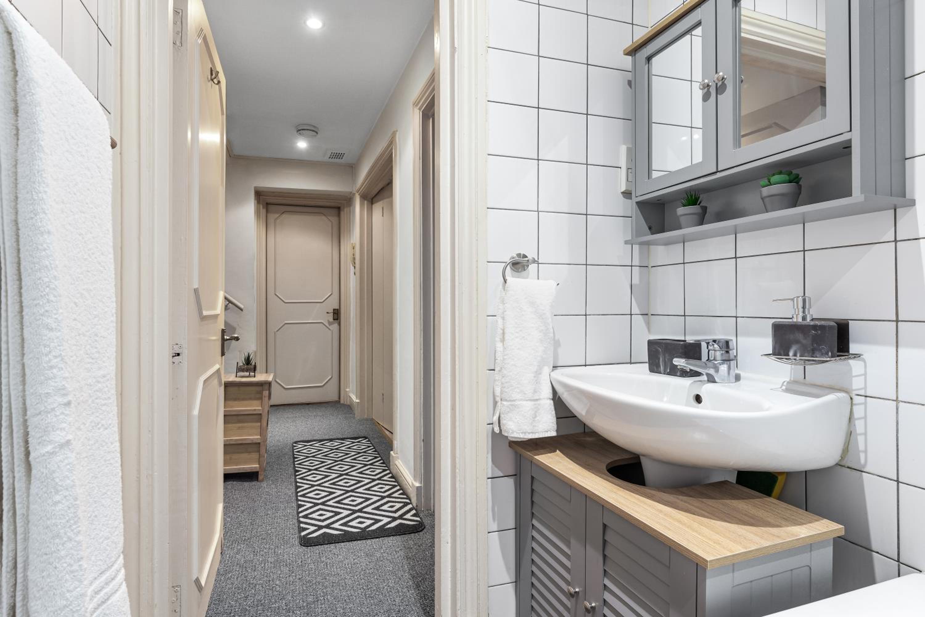 2 Bed Flat - Sleeps 6 - Pets - Parking - Wifi