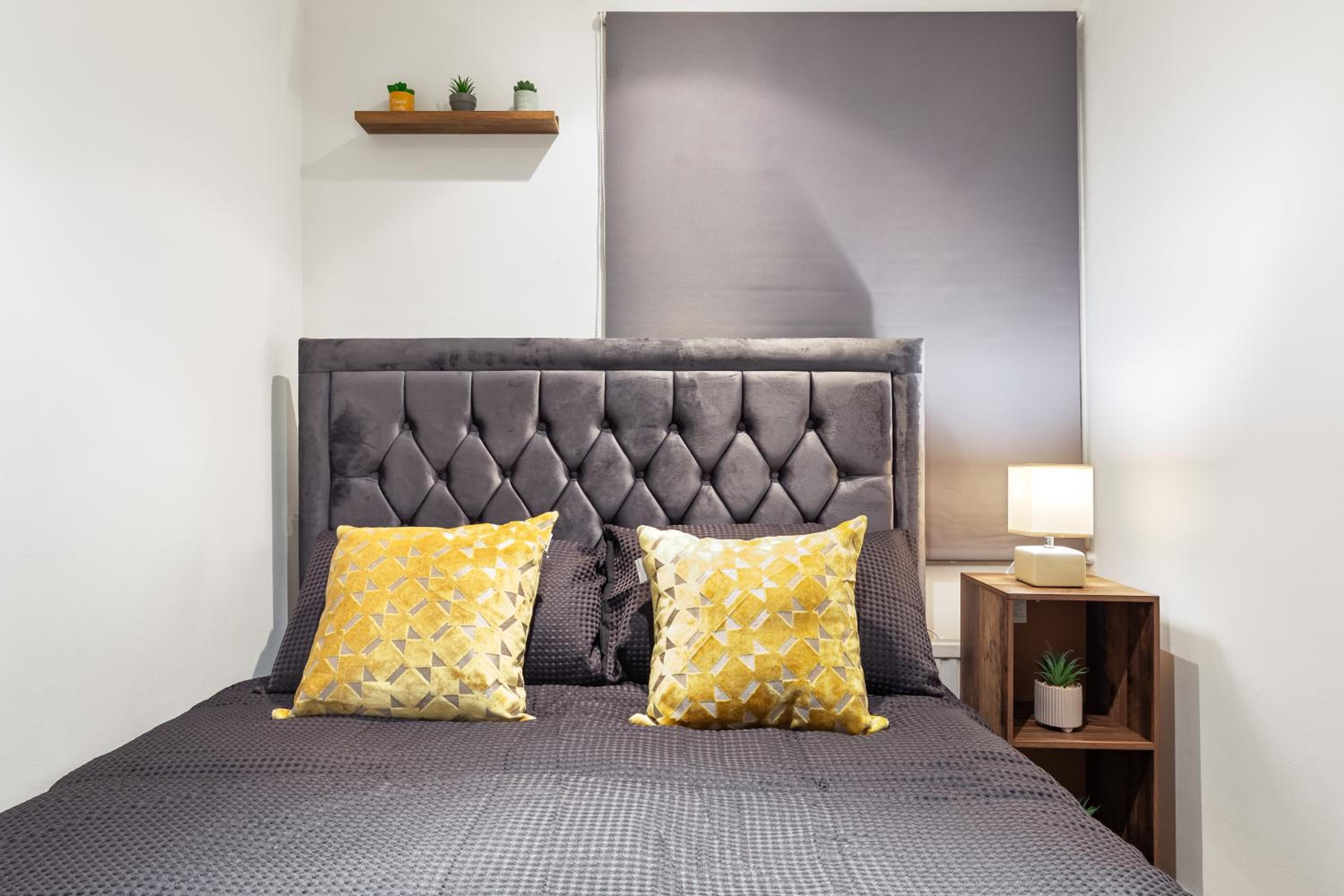 2 Bed Flat - Sleeps 6 - Pets - Parking - Wifi