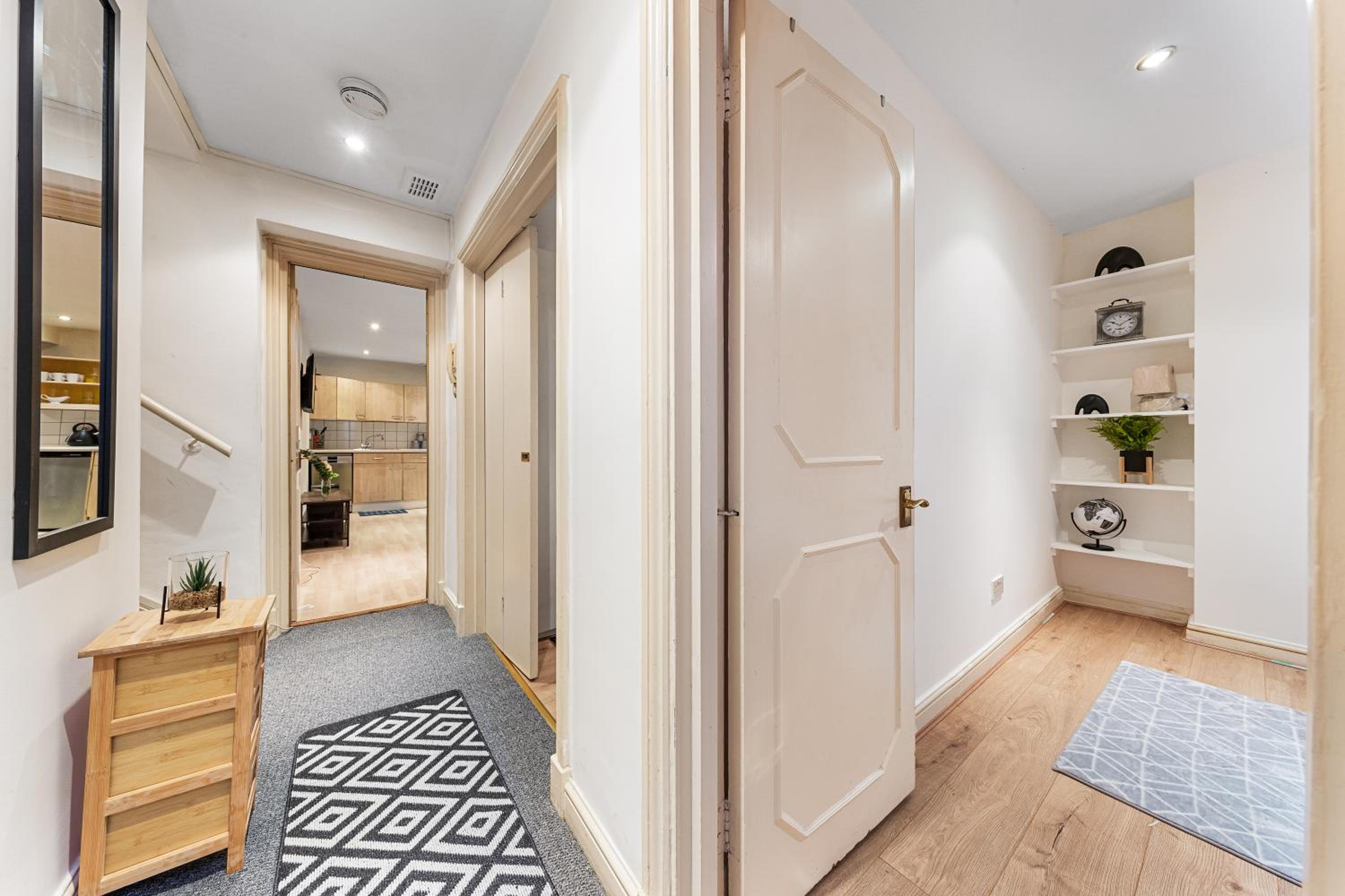 2 Bed Flat - Sleeps 6 - Pets - Parking - Wifi