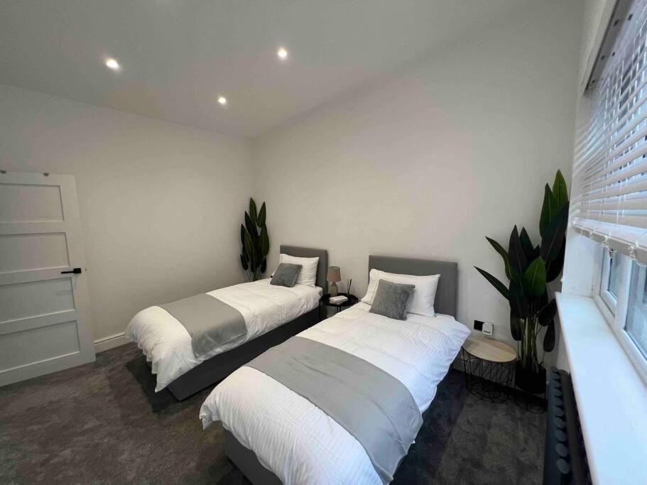 The Baglan Bungalow M4 Access in 1 min