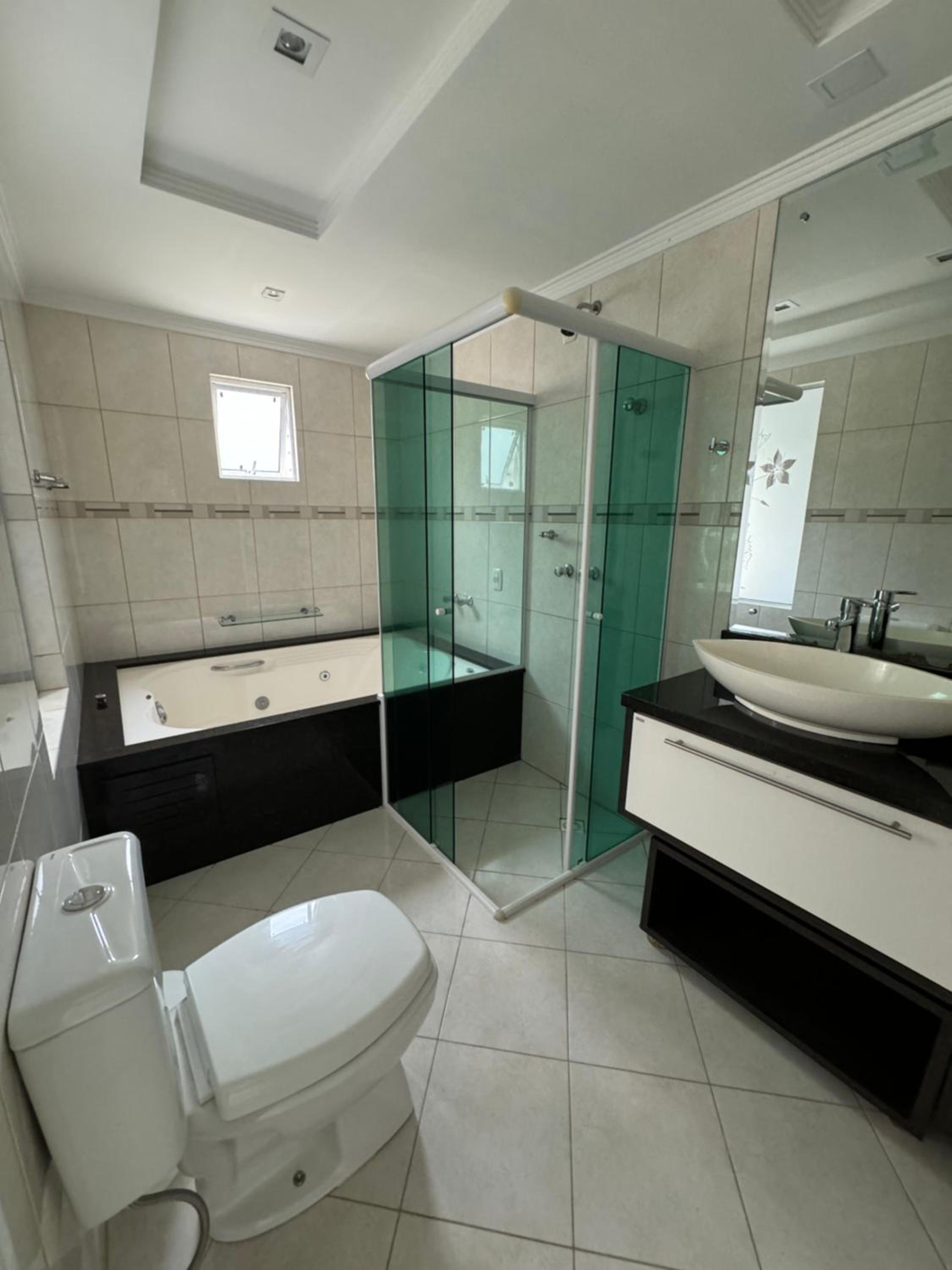 Apartamento com 3 suítes a 300 metros da praia
