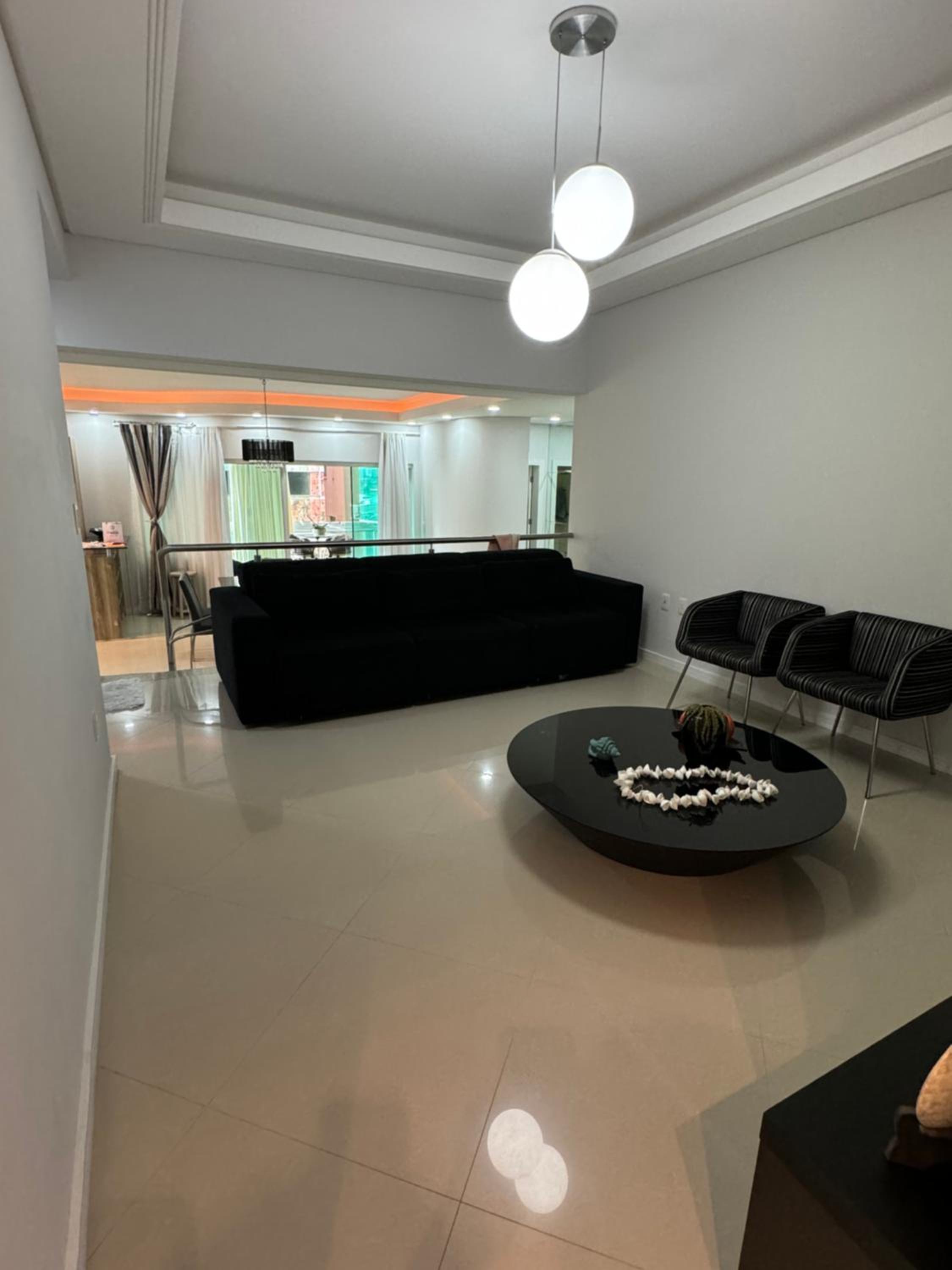 Apartamento com 3 suítes a 300 metros da praia