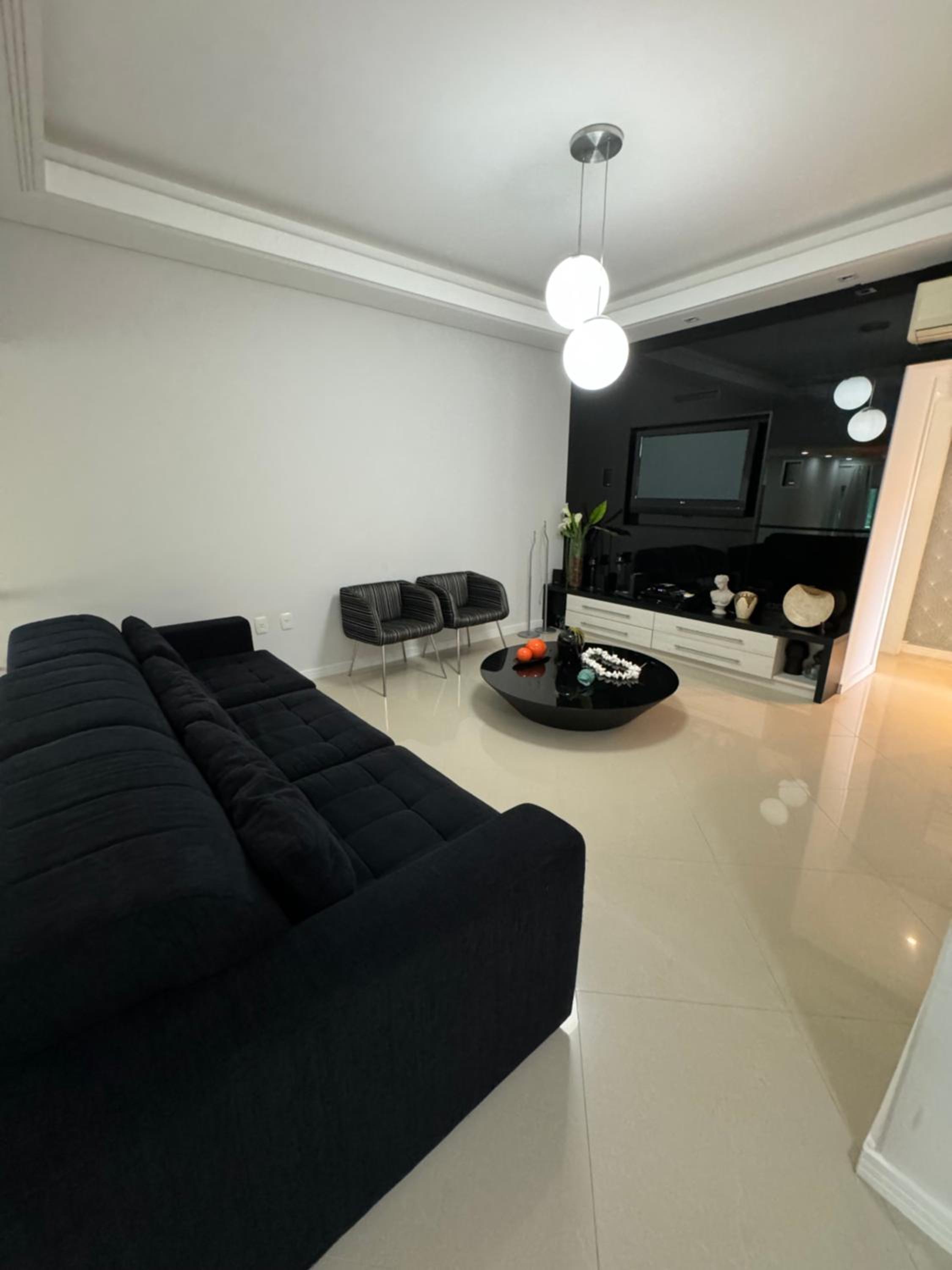 Apartamento com 3 suítes a 300 metros da praia