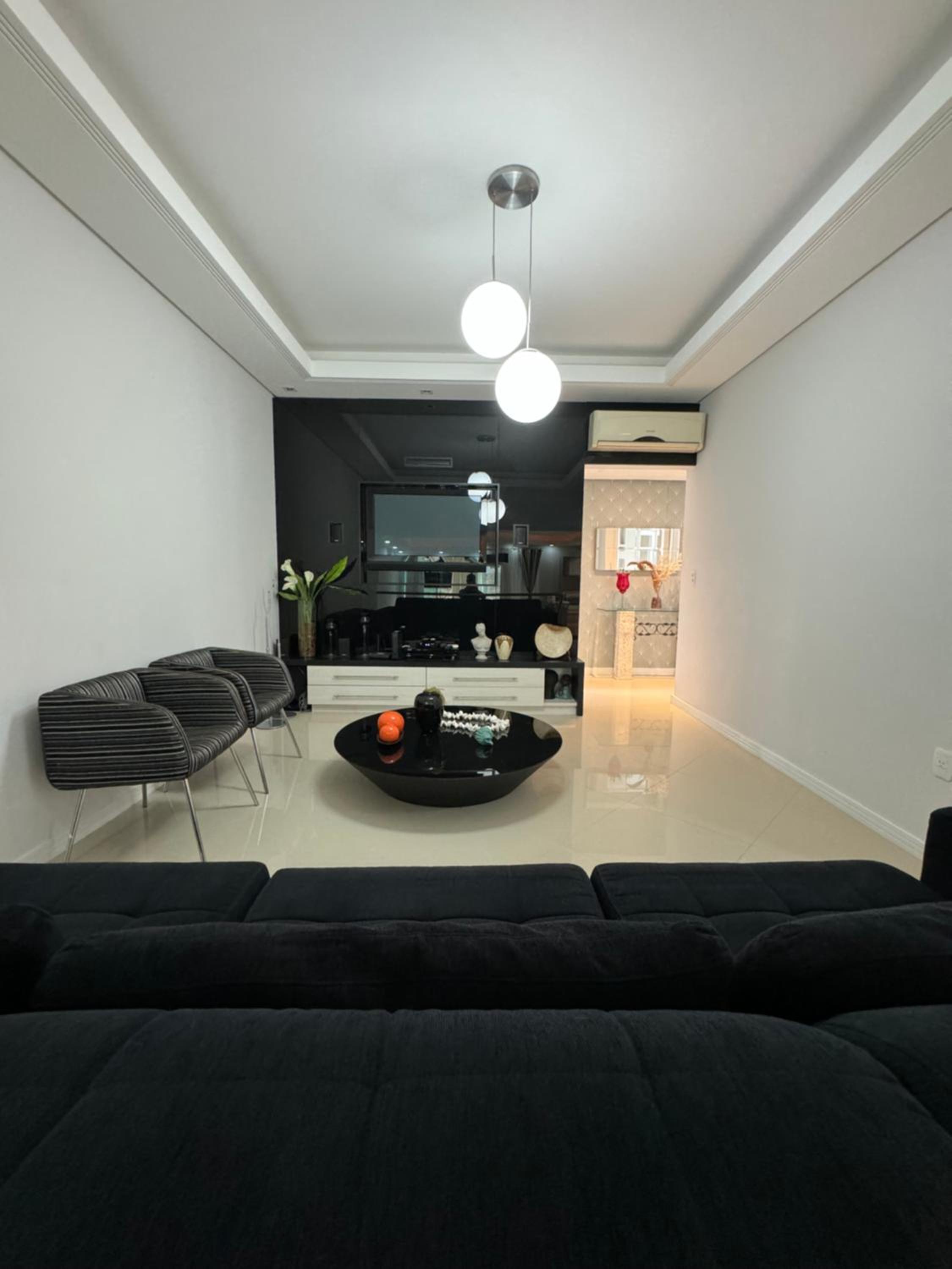 Apartamento com 3 suítes a 300 metros da praia