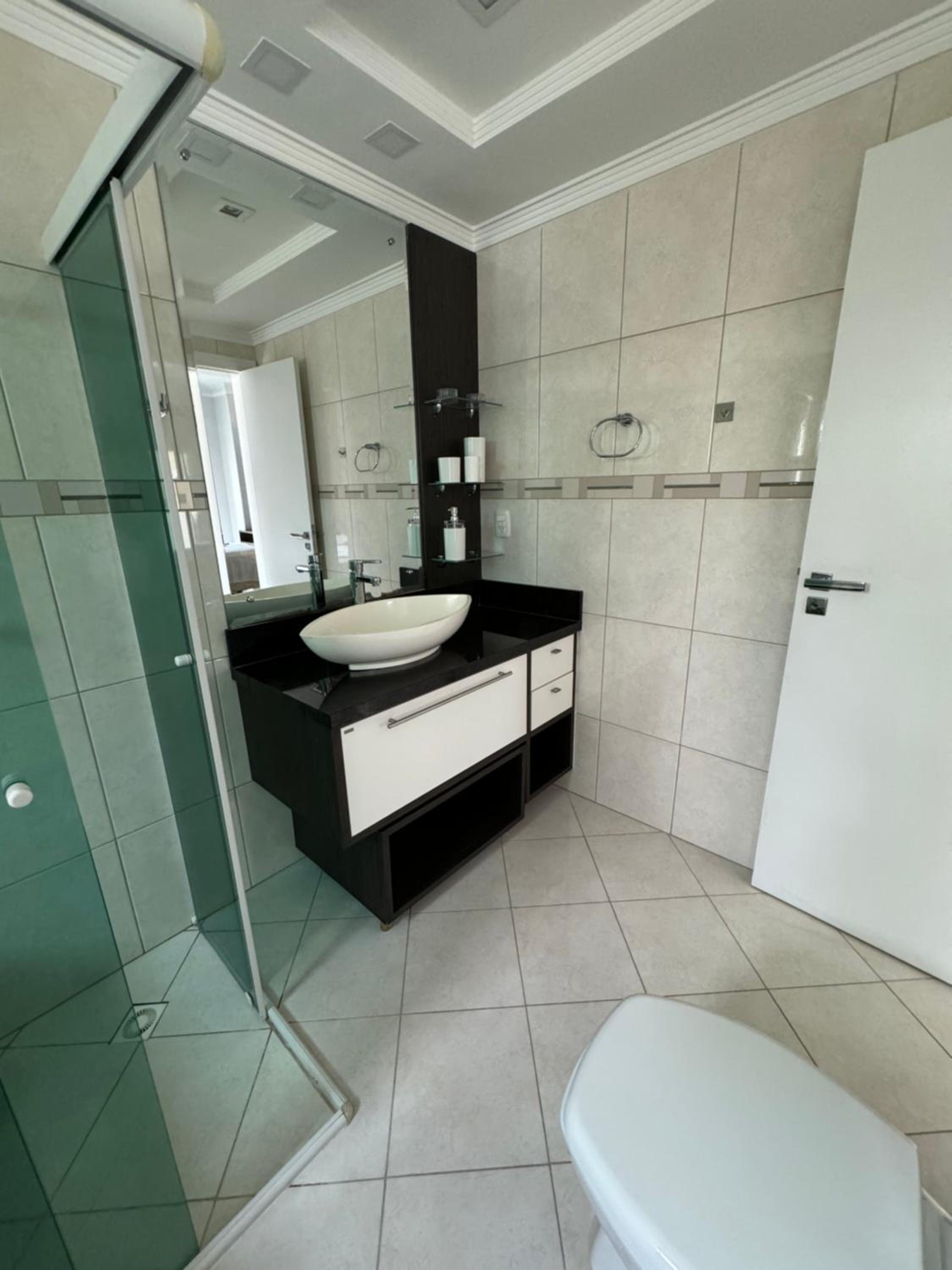 Apartamento com 3 suítes a 300 metros da praia