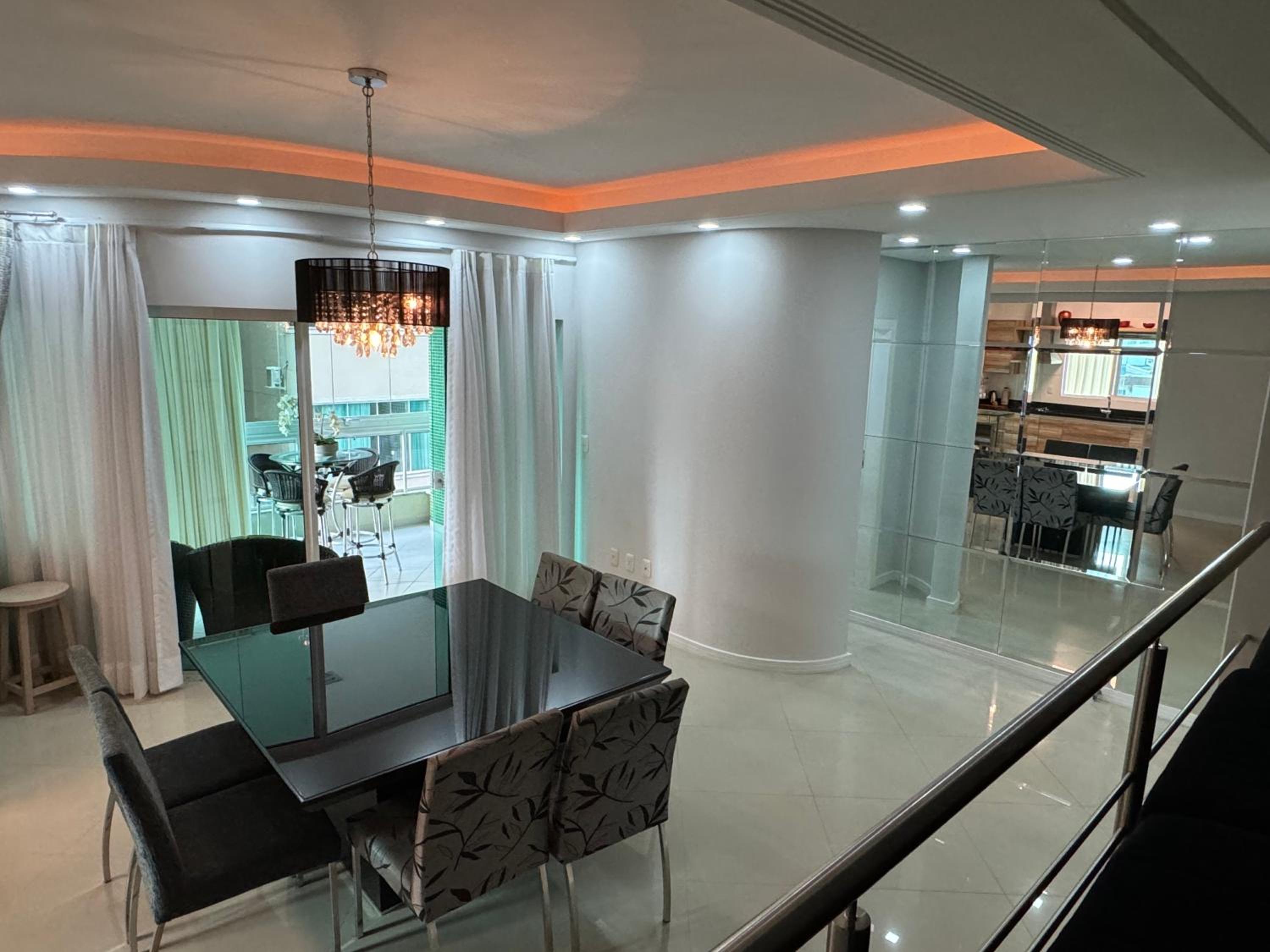 Apartamento com 3 suítes a 300 metros da praia