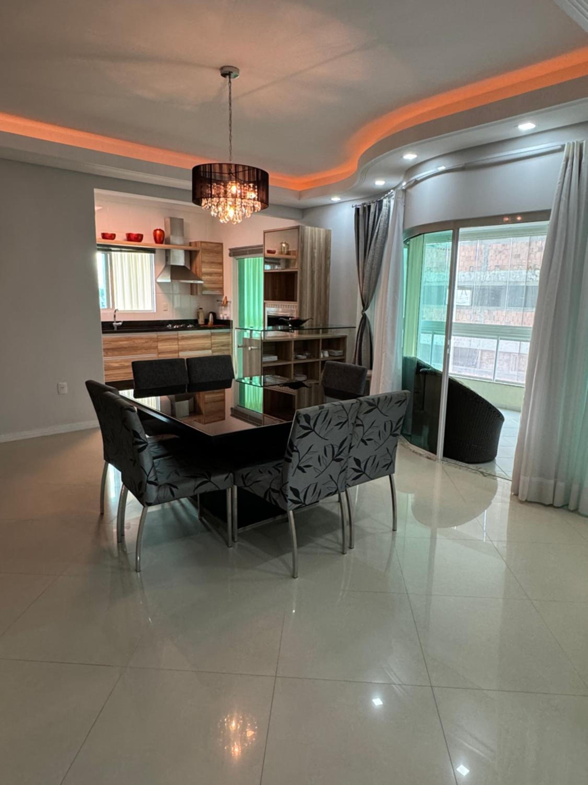 Apartamento com 3 suítes a 300 metros da praia