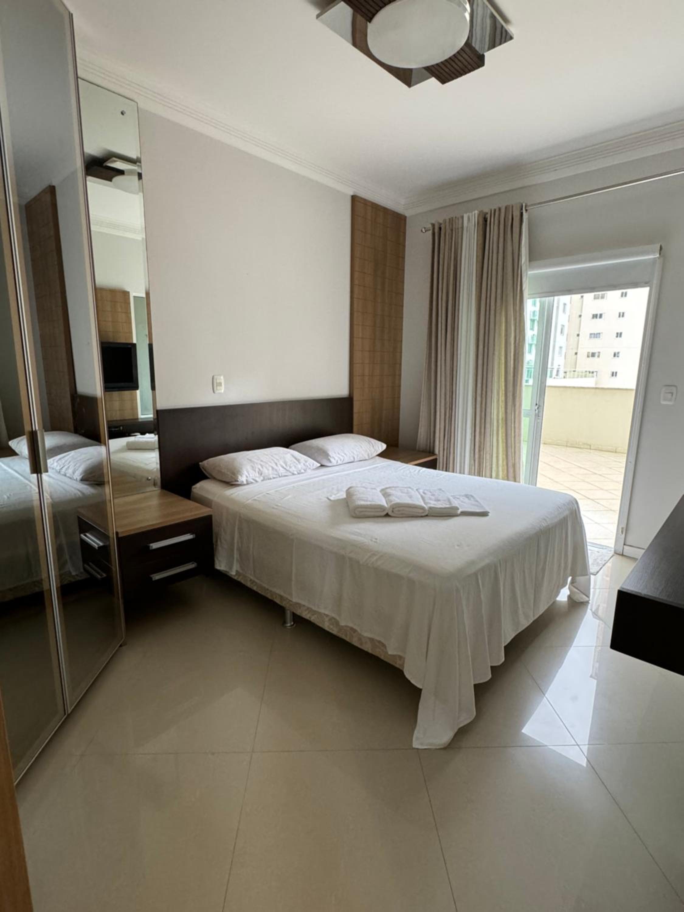 Apartamento com 3 suítes a 300 metros da praia