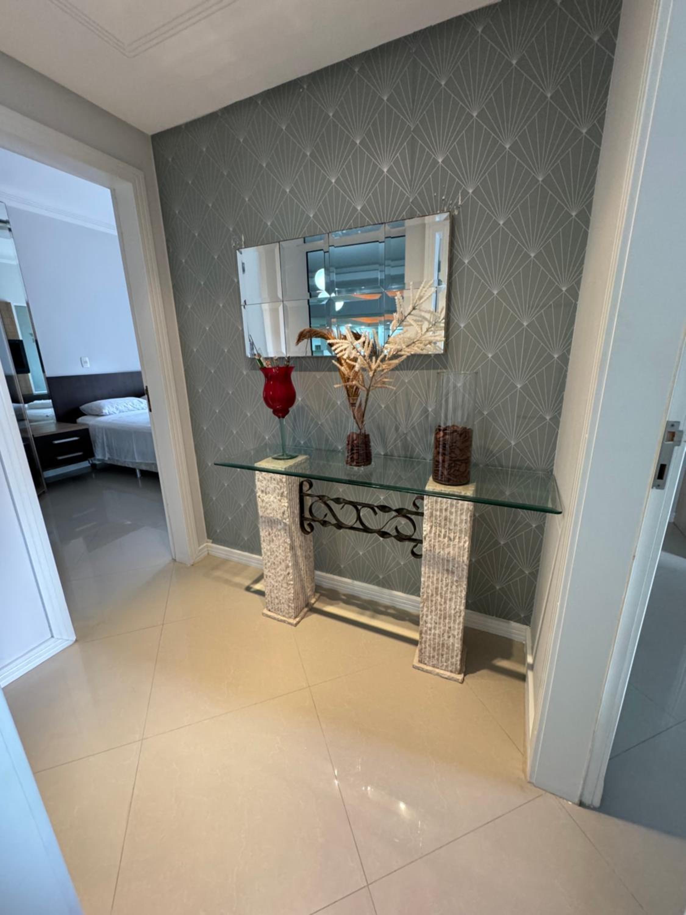 Apartamento com 3 suítes a 300 metros da praia