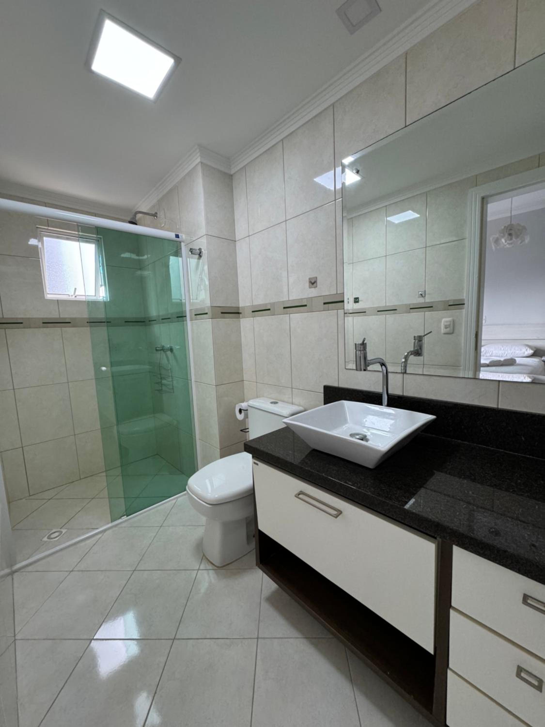 Apartamento com 3 suítes a 300 metros da praia