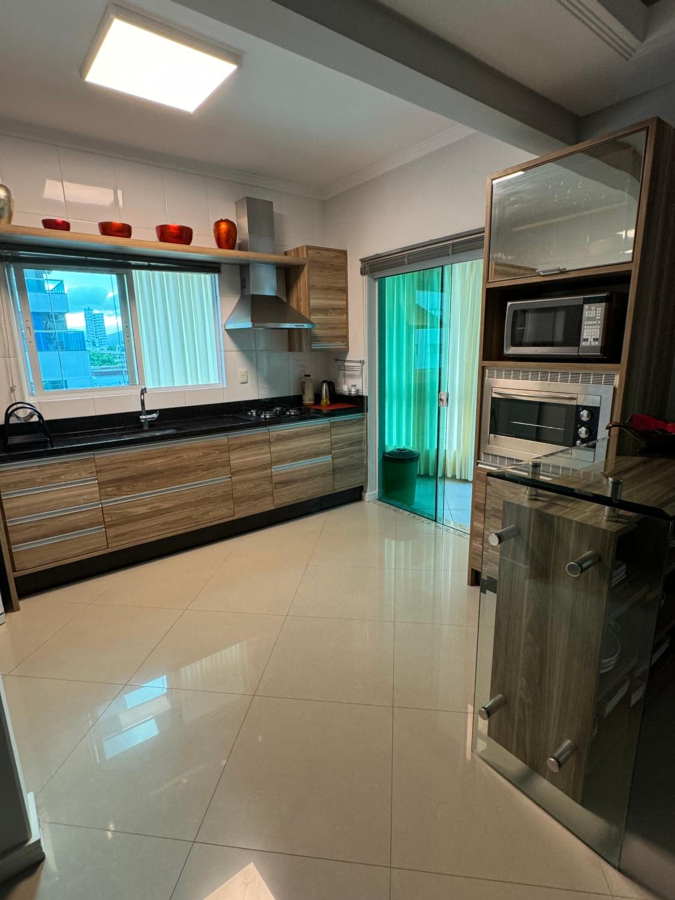 Apartamento com 3 suítes a 300 metros da praia