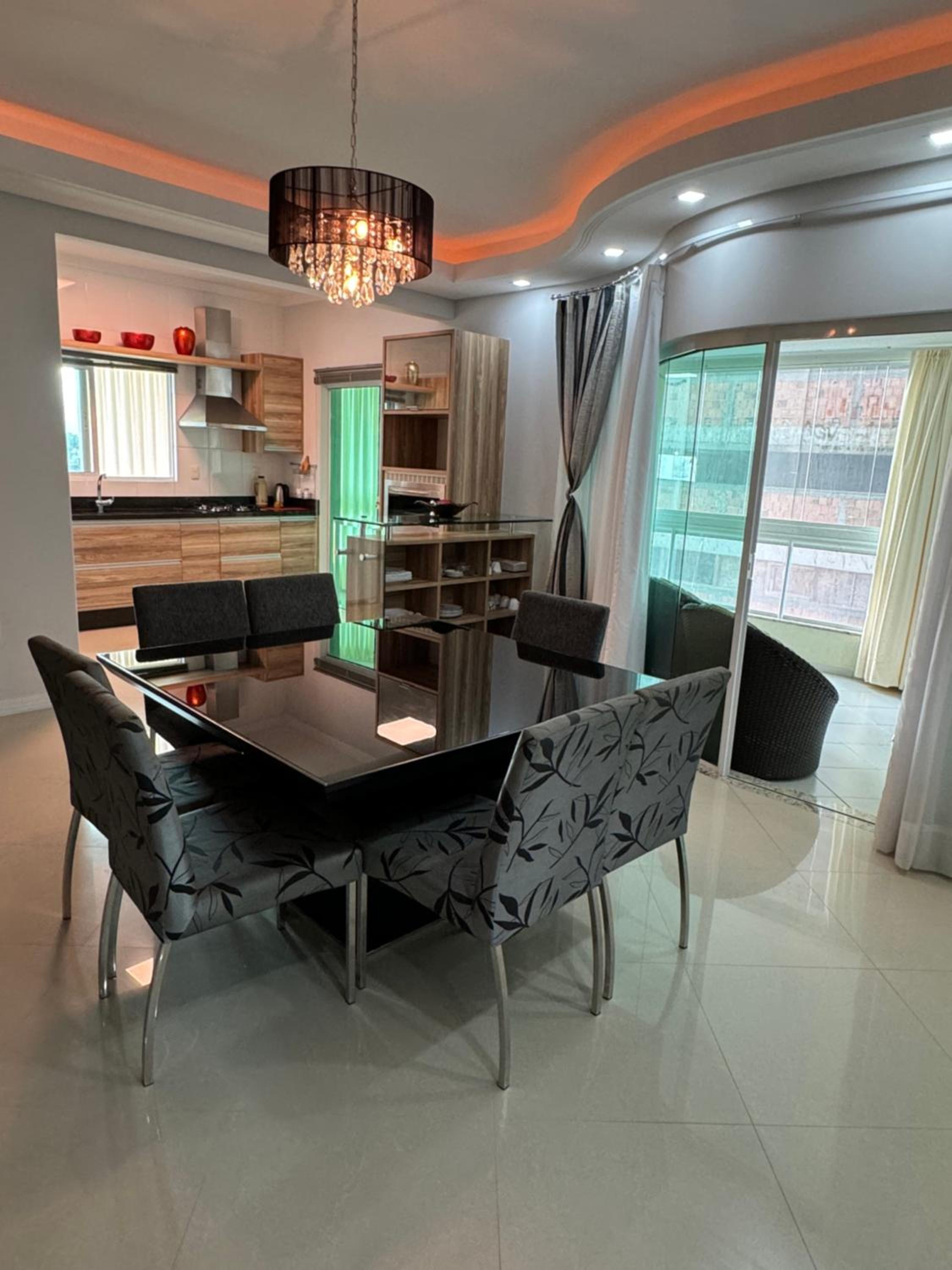 Apartamento com 3 suítes a 300 metros da praia