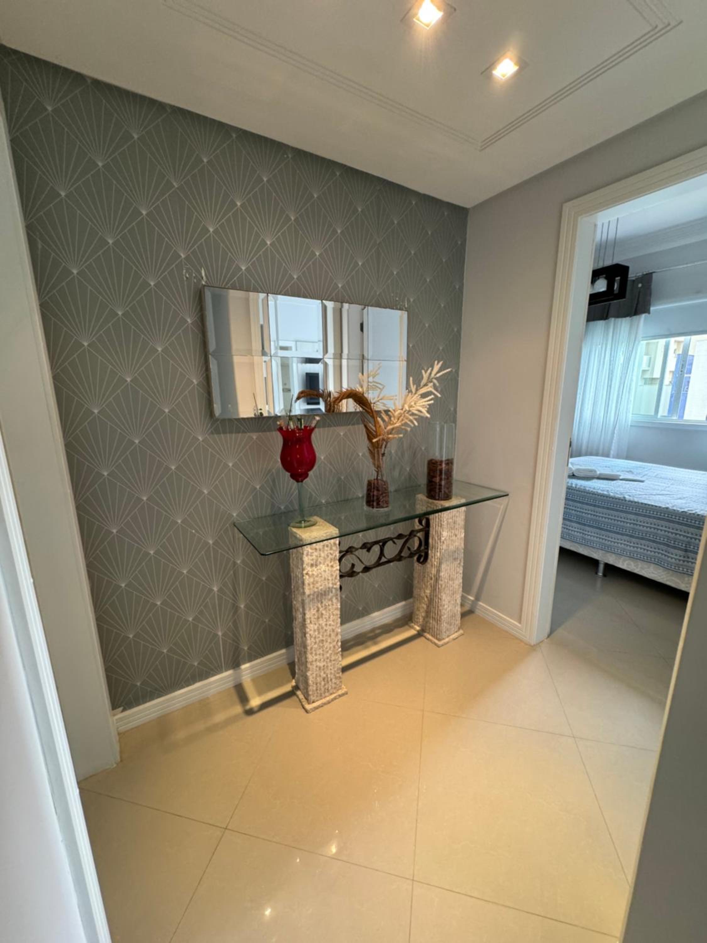 Apartamento com 3 suítes a 300 metros da praia
